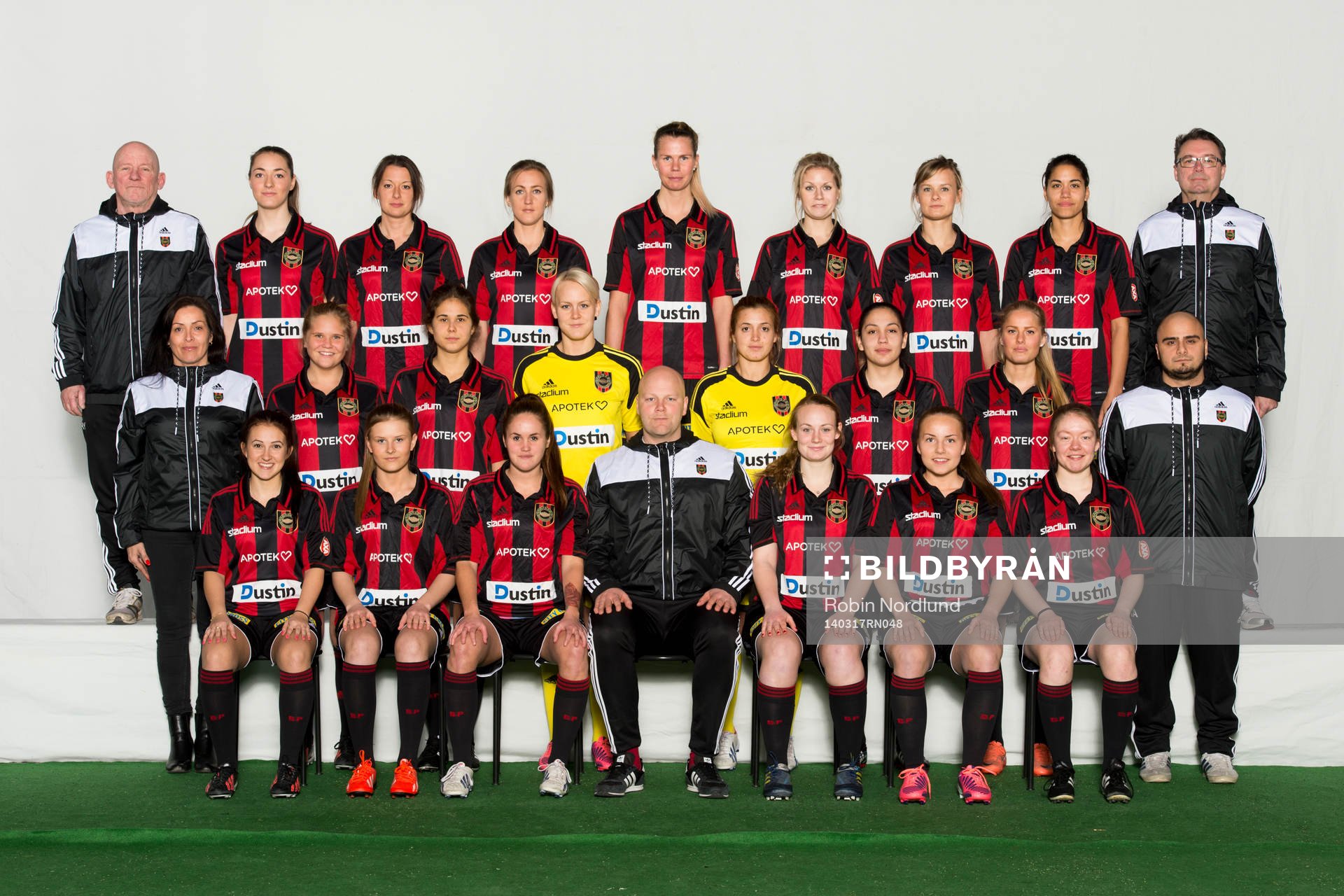 Spelare i damfotbollslaget Brommapojkarna