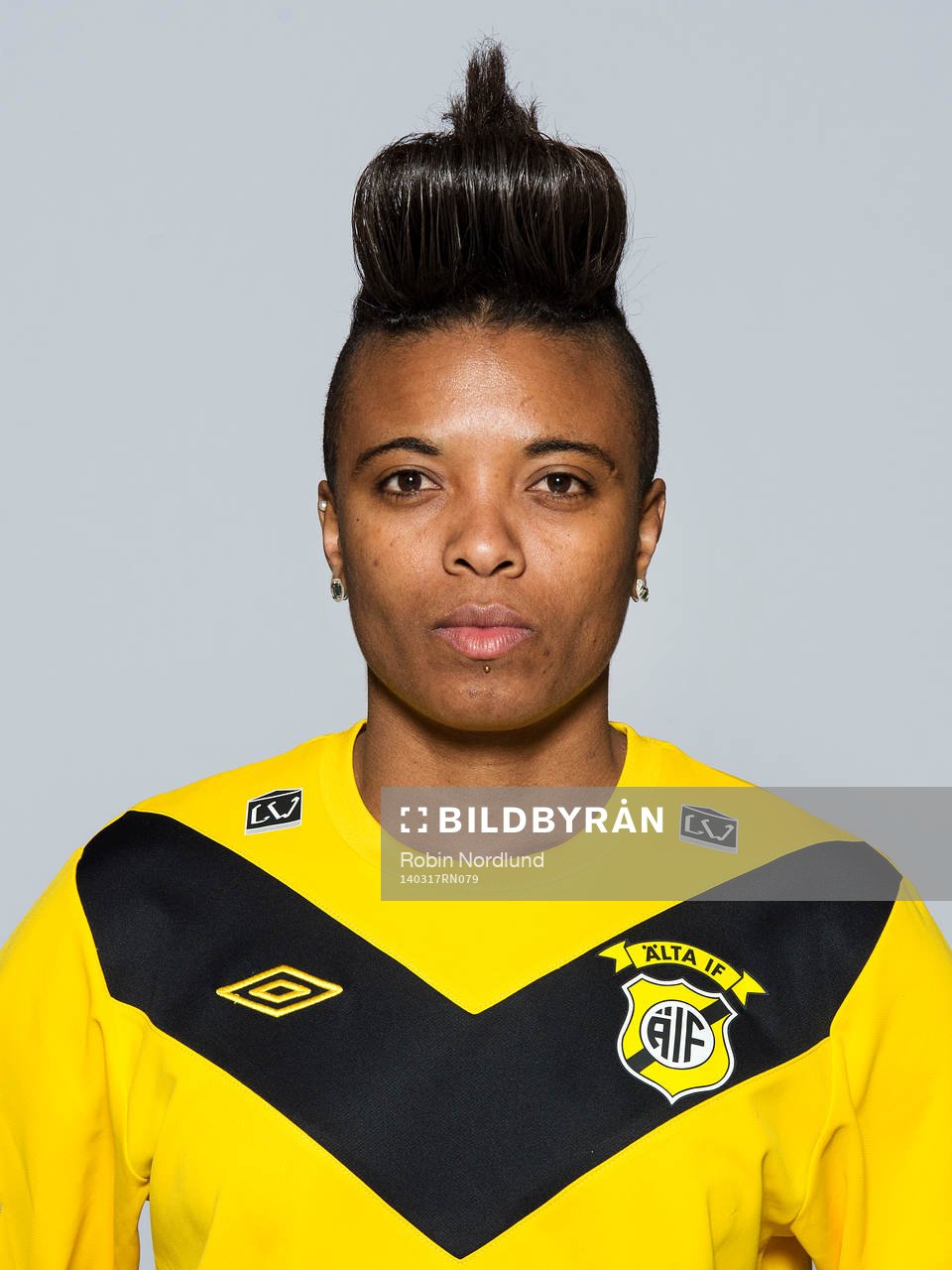 Damfotbollsspelaren Elaine Estrela Moura, Älta, poserar för ett porträtt den 17 mars 2014 i Solna.