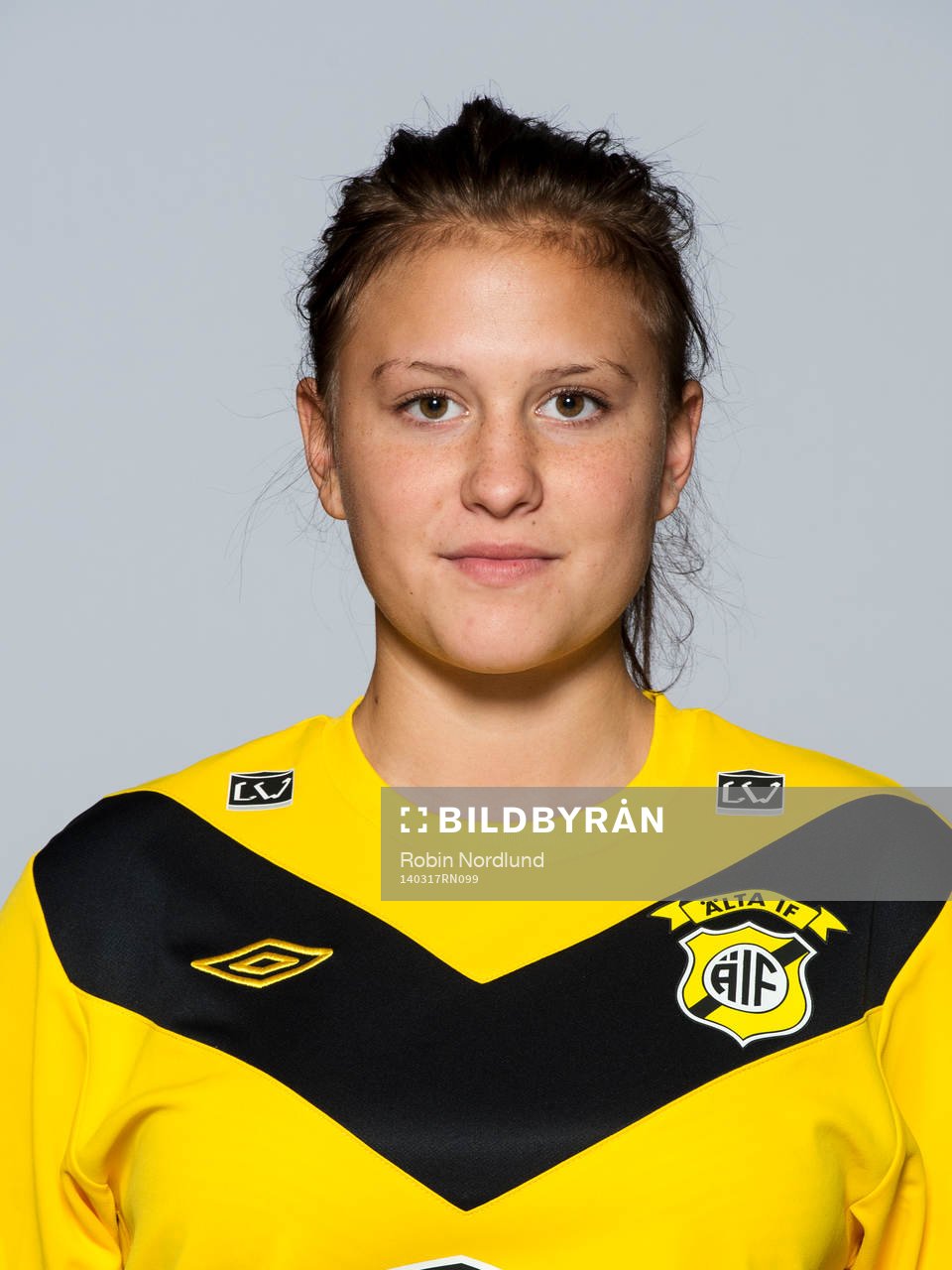 Damfotbollsspelaren Madicken Stigberg, Älta, poserar för ett porträtt den 17 mars 2014 i Solna.