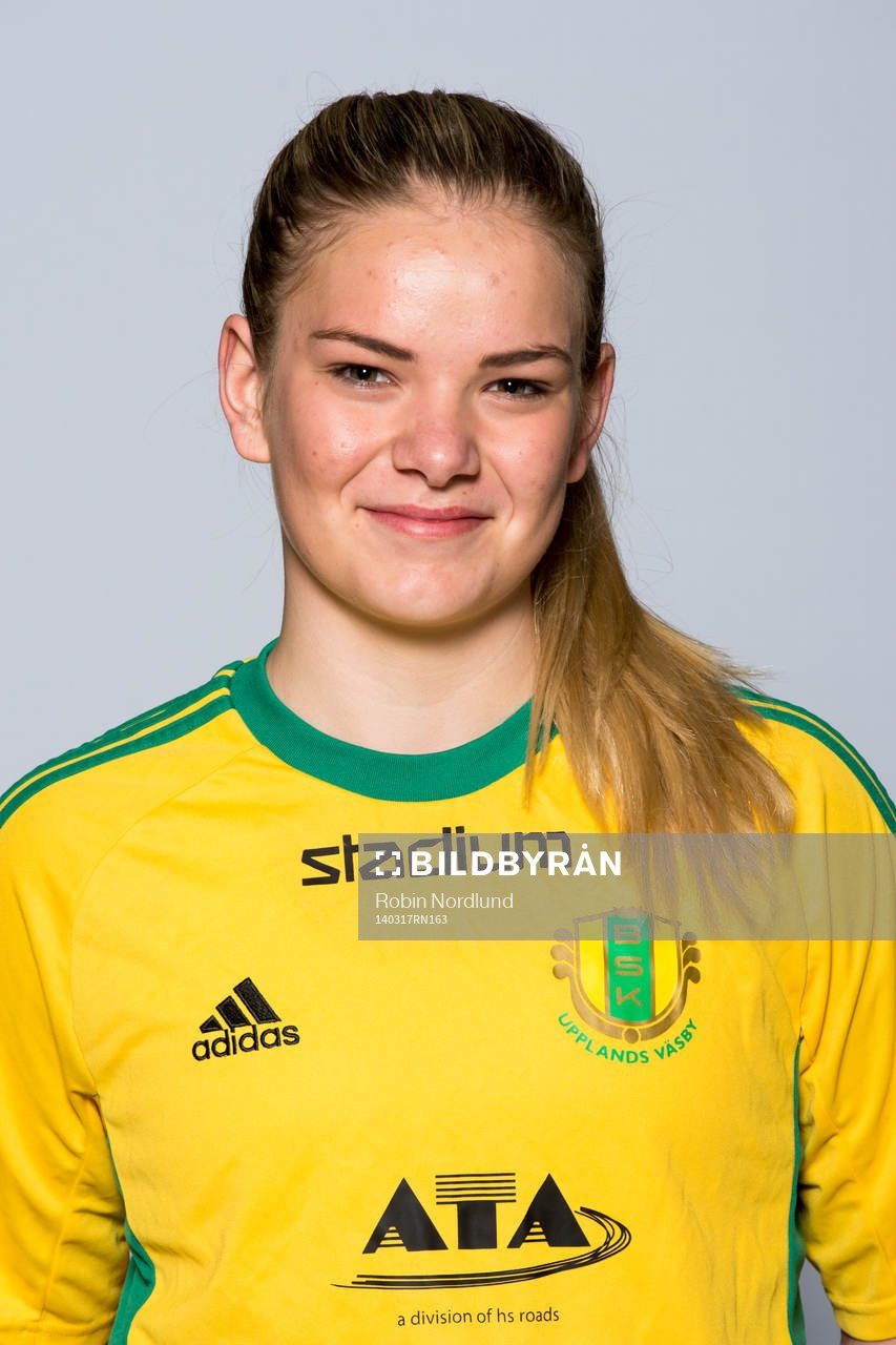 Damfotbollsspelaren Sabina Lundström, Bollstanäs, poserar för ett porträtt  den 17 mars 2014 i Solna.