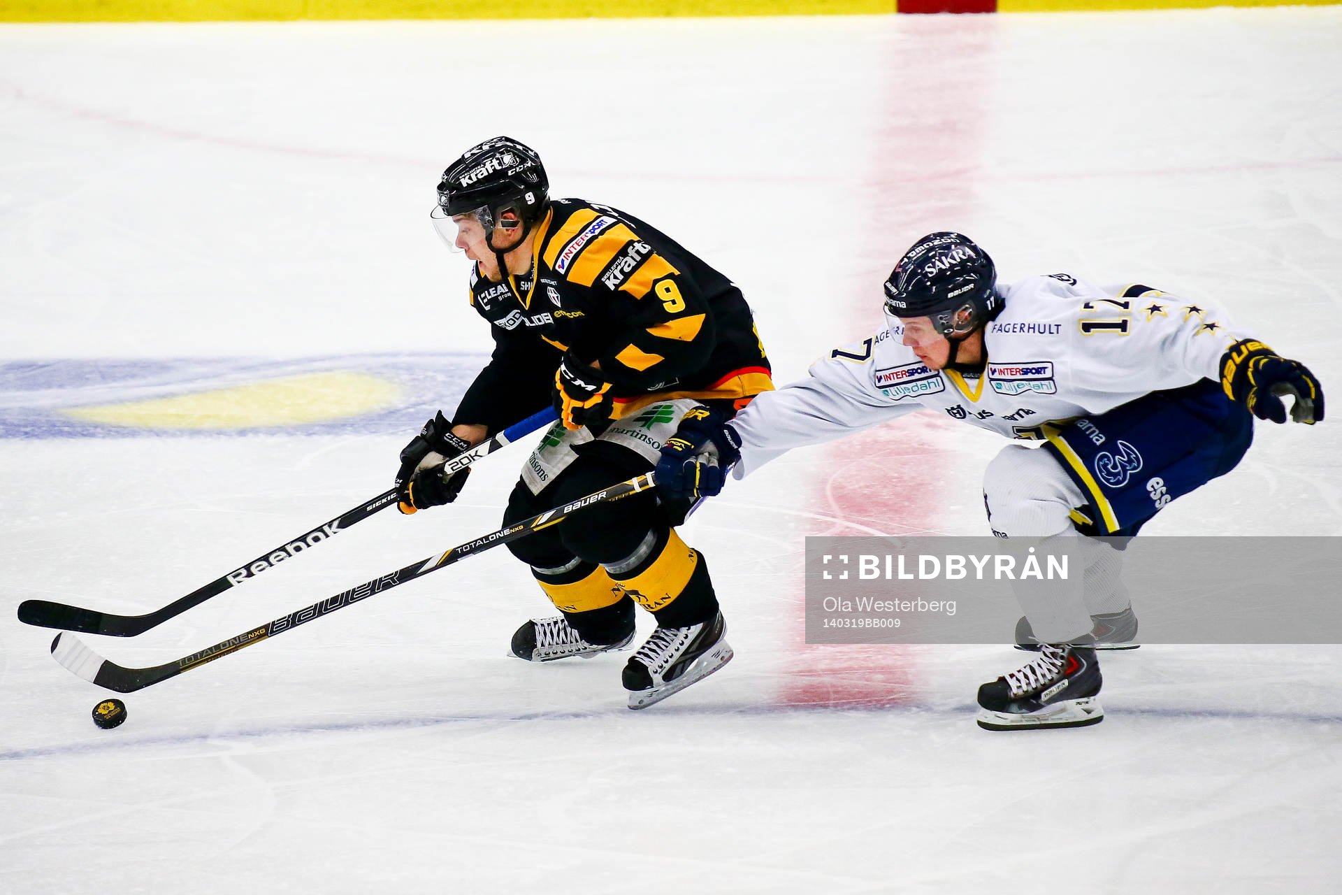 Skellefteås Viktor Arvidsson åker ifrån Hv71s Toni Rajala