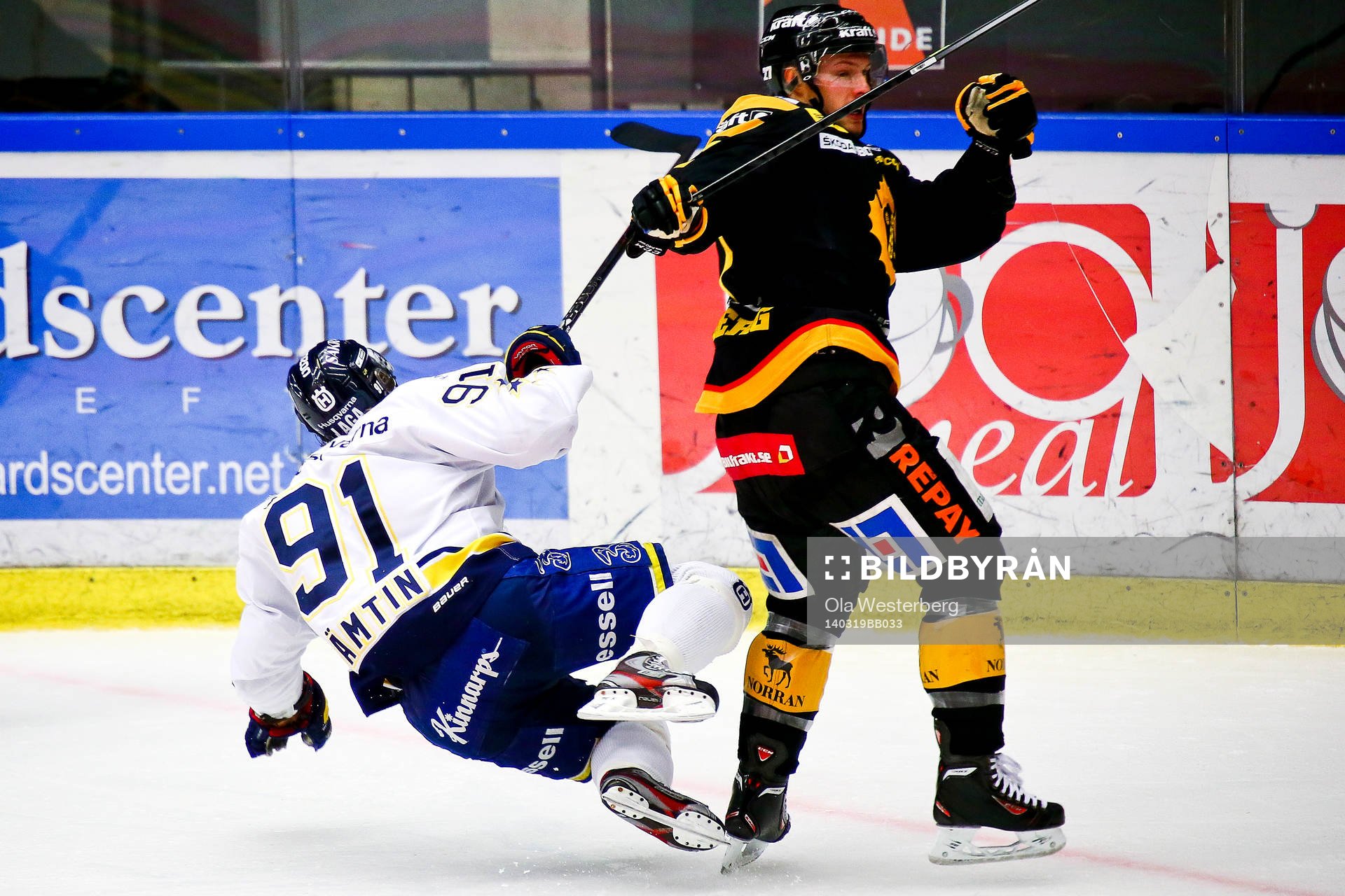 Skellefteås Martin Lundberg tacklar Hv71s Andreas Jämtin