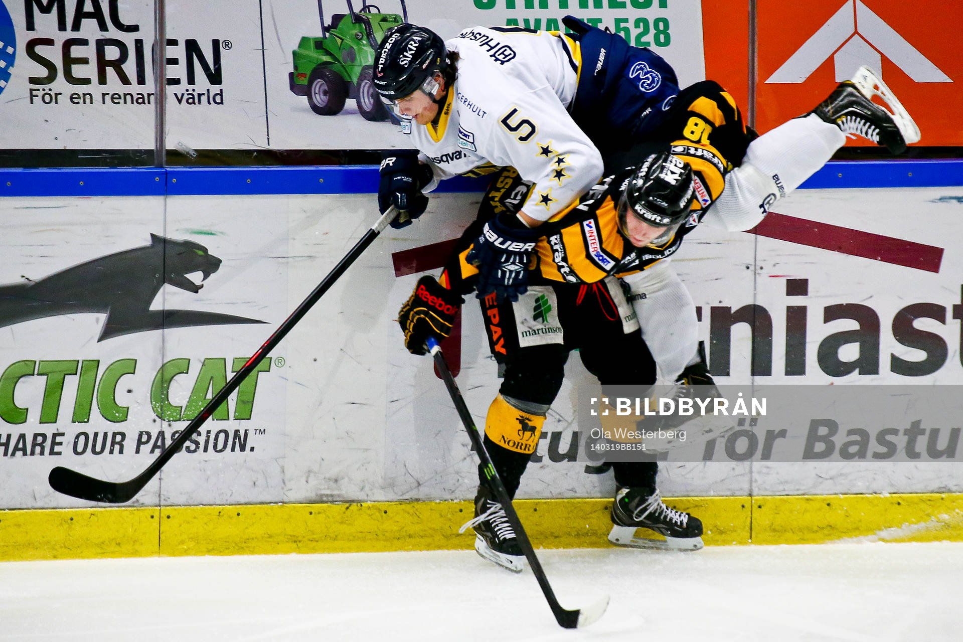 Skellefteås Pontus Petterström tacklar Hv71s Axel Eidstedt