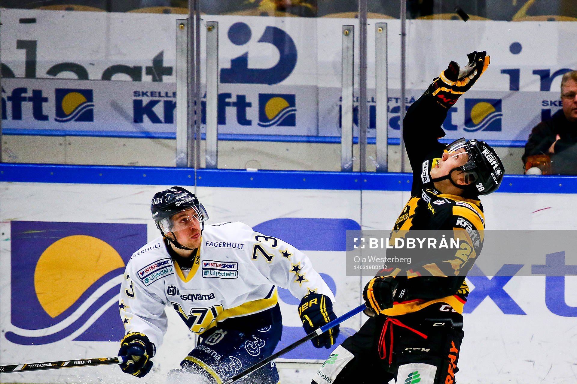 Skellefteås Oskar Sundqvist plockar ner pucken framför