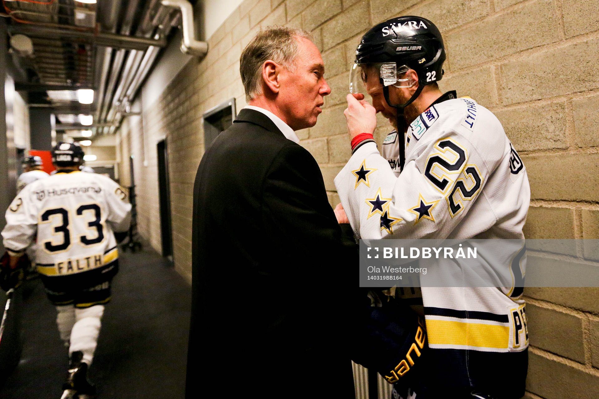 Hv71s tränare Torgny Bendelin pratar med lagkaptenen David