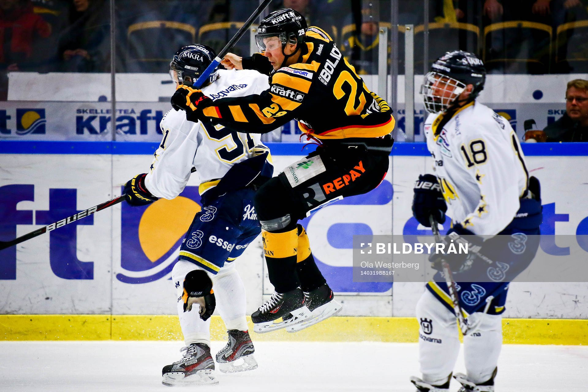 Skellefteås Oskar Sundqvist får en tackling av Hv71s
