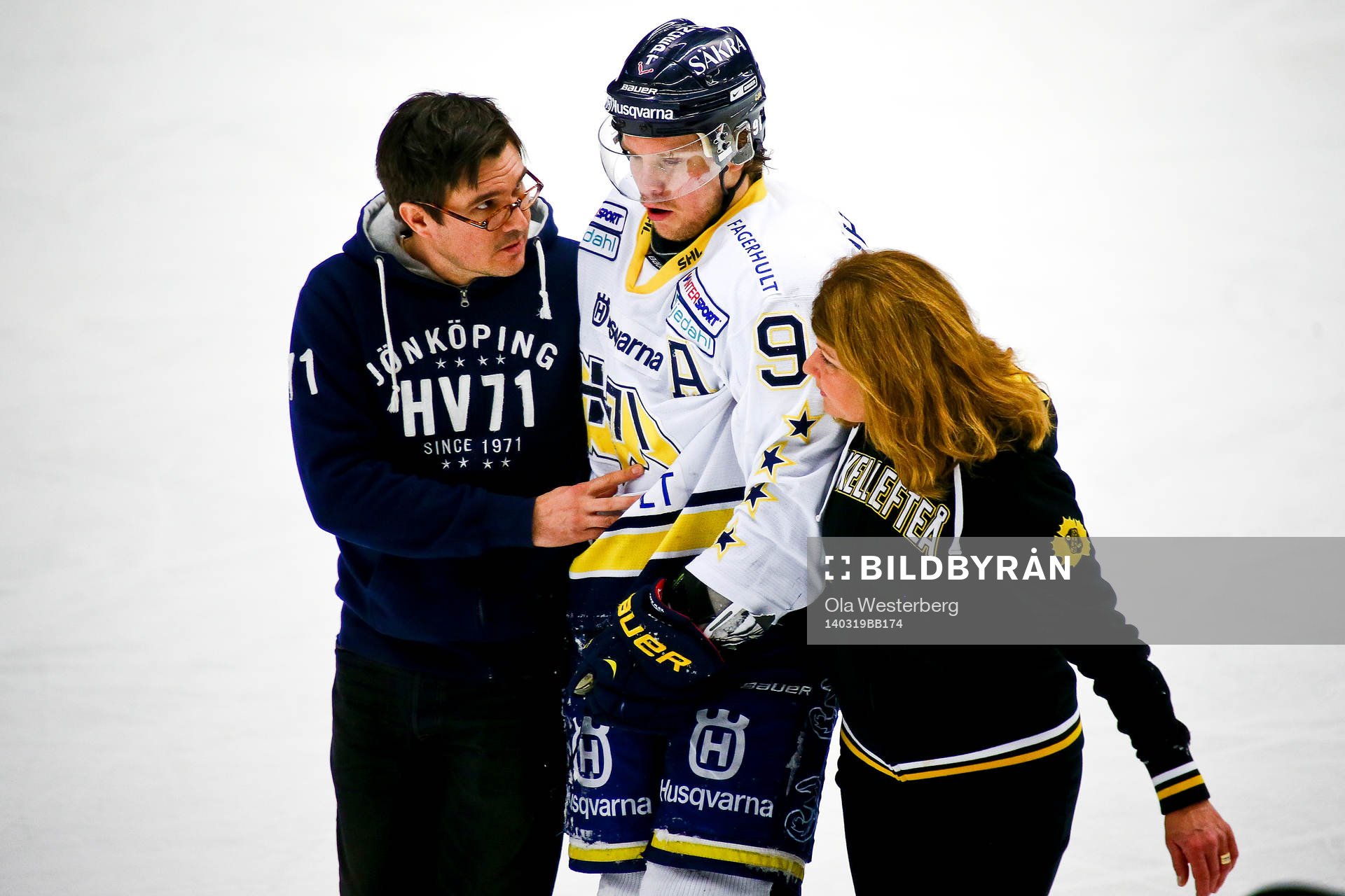 HV71s Andreas Jämtin fick en ful tackling från