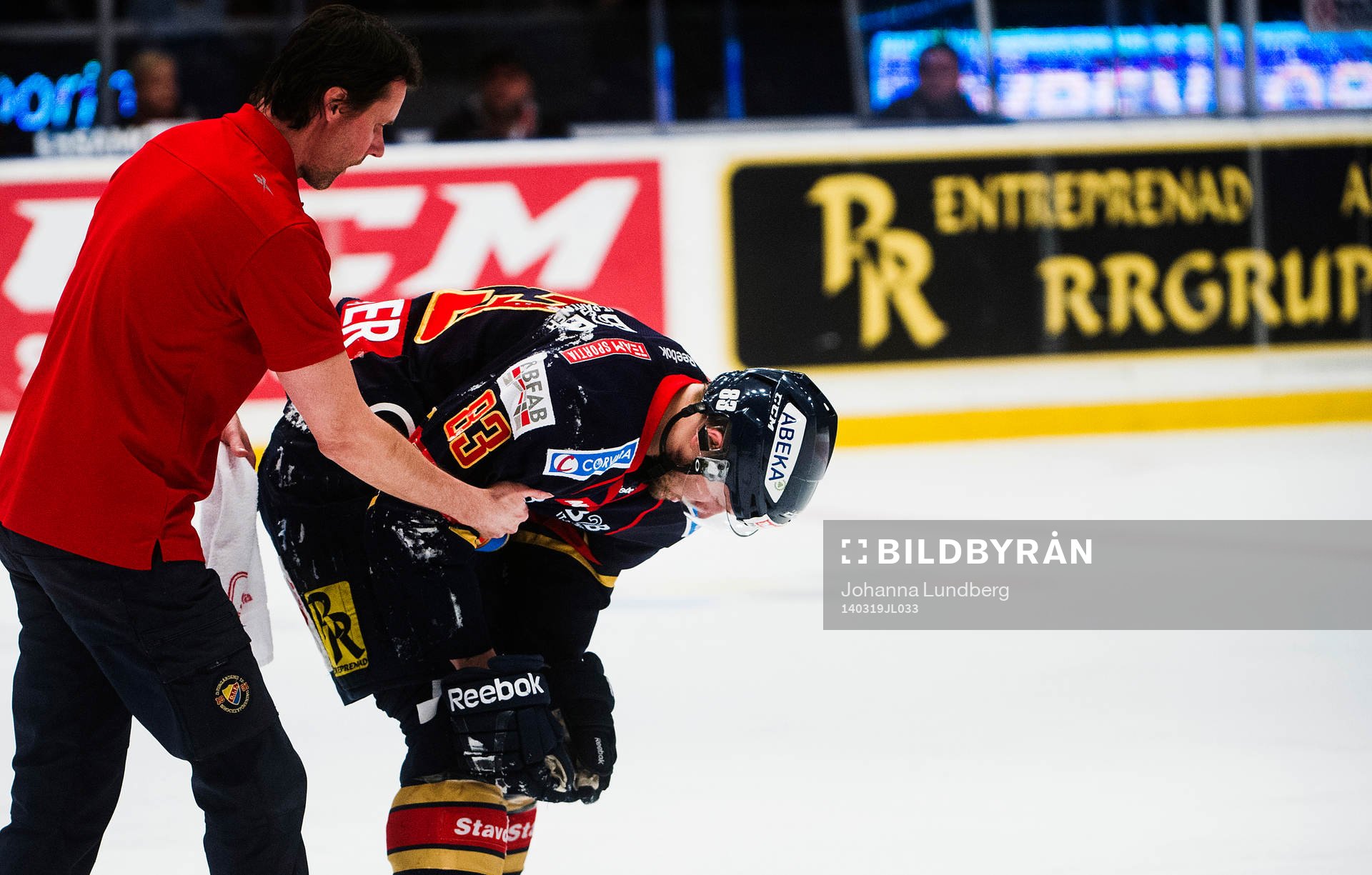 Djurgårdens Dustin Johner  har ont och leds av isen