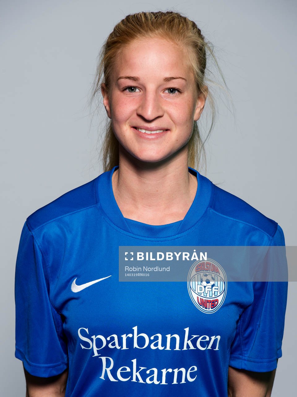Damfotbollsspelaren Elin Wahlström, Eskilstuna United, poserar för ett porträtt den 19 mars 2014 i Solna.