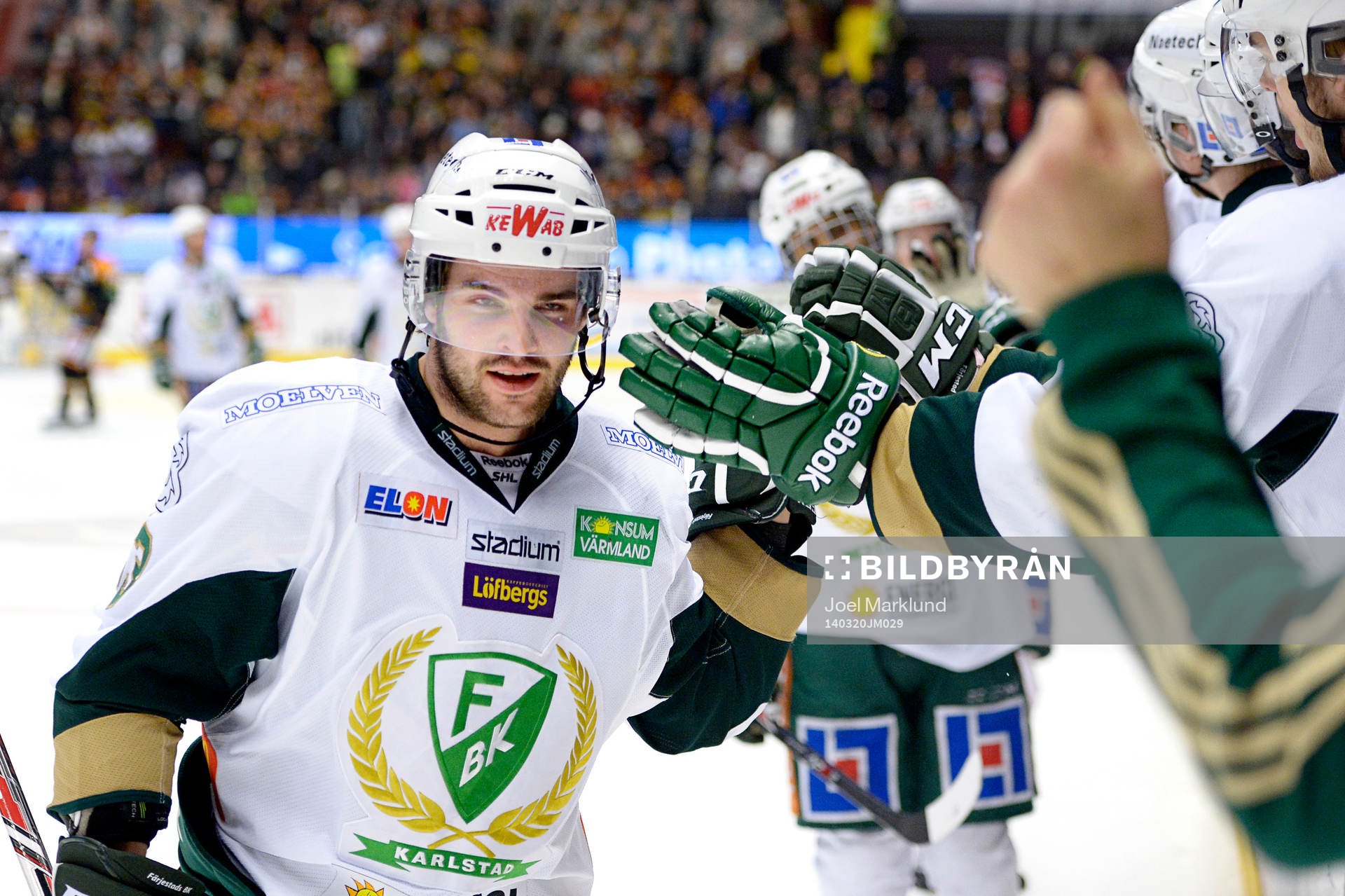 Färjestads Linus Fröberg firar han gjort 1-2