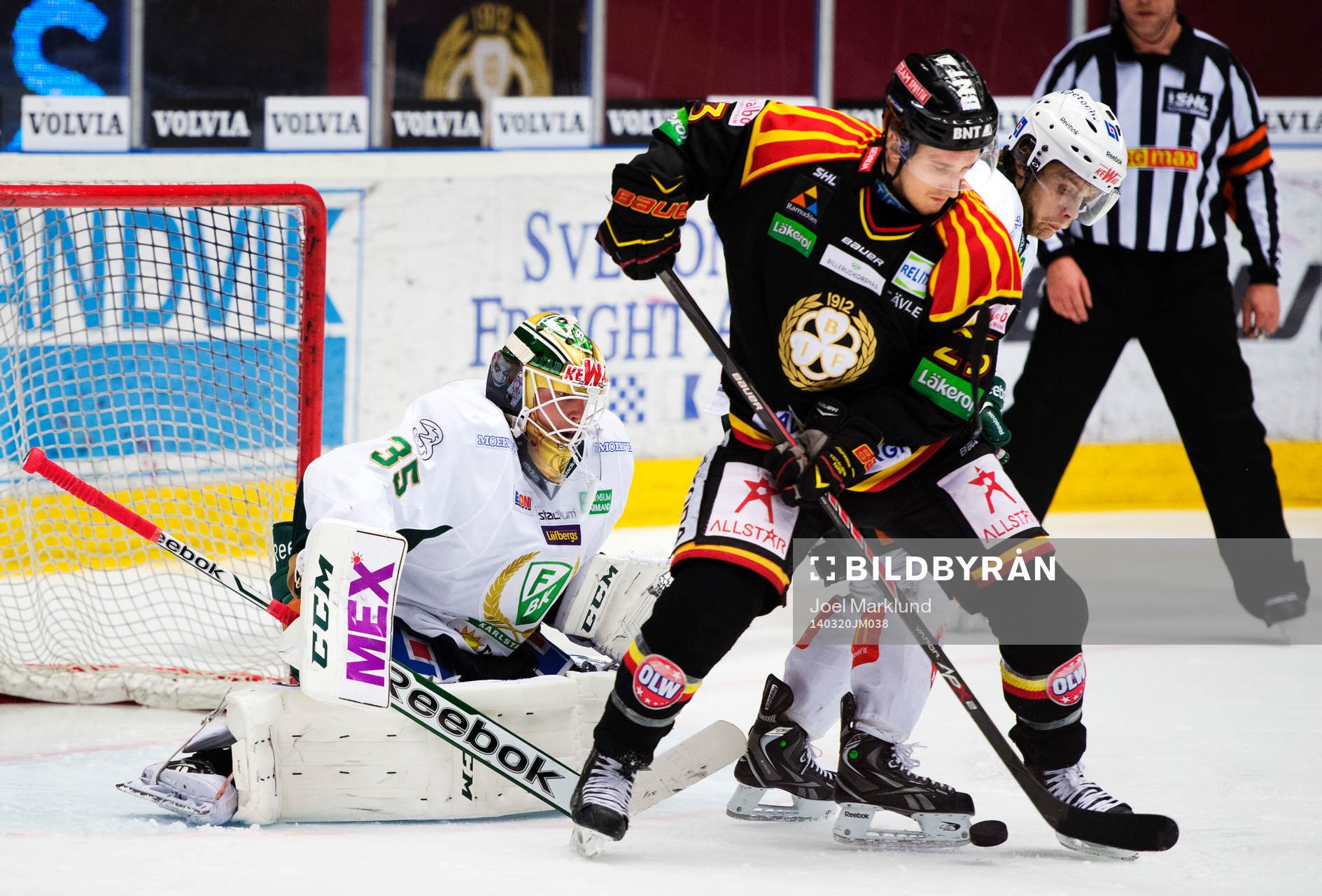 Brynäs Bill Sweatt oroar framför Färjestads målvakt