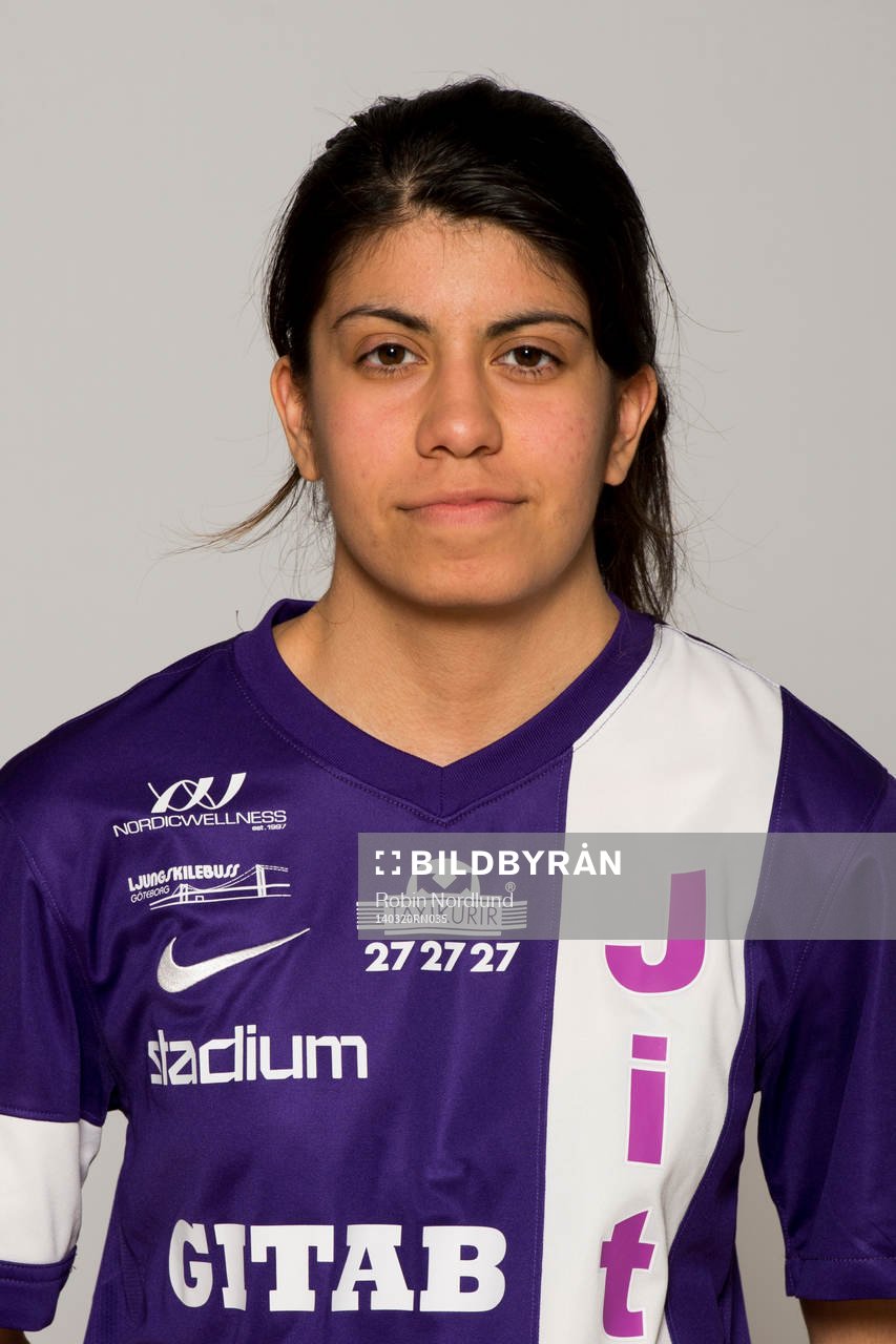 Damfotbollsspelaren Alexandra Vera, Jitex, poserar för ett porträtt den 20 mars 2014 i Göteborg.