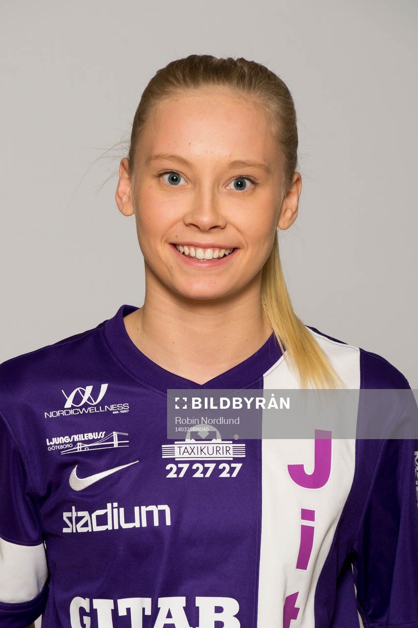 Damfotbollsspelaren Elin Eklund, Jitex, poserar för ett porträtt den 20 mars 2014 i Göteborg.