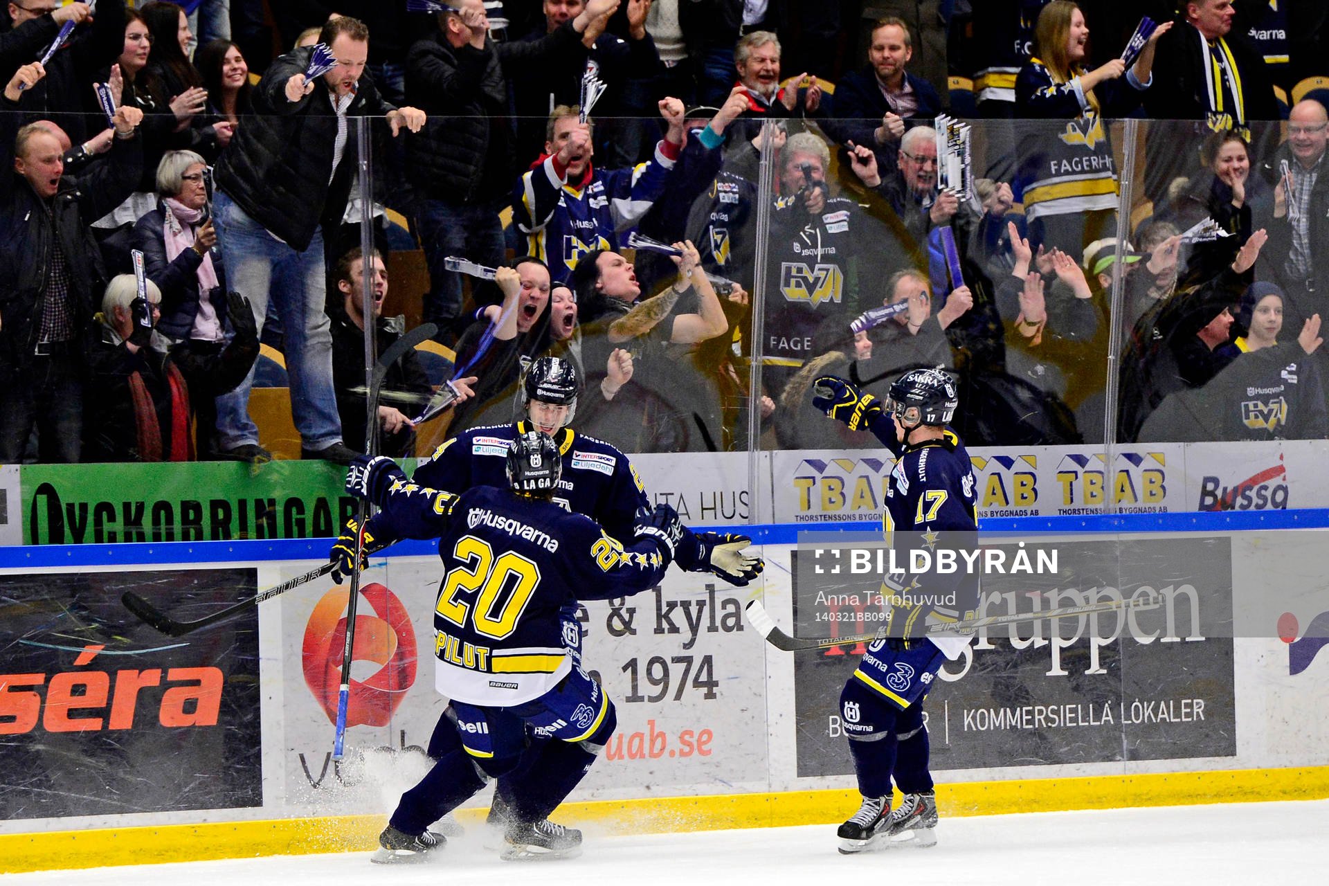 s Eric Christensen kramas om av Lawrence Pilut och Toni