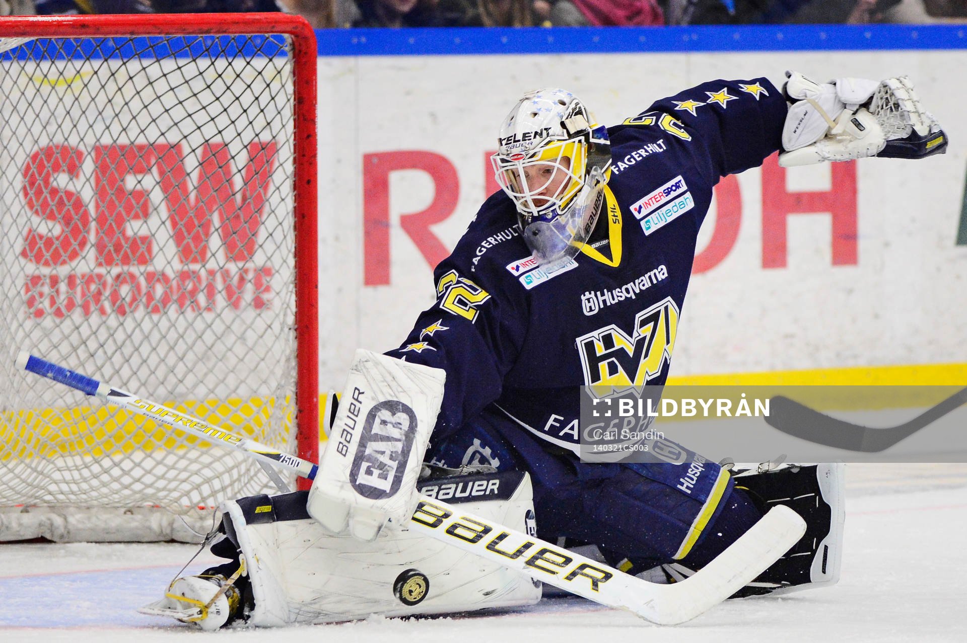 s målvakt Gustaf Wesslau räddar ett skott
