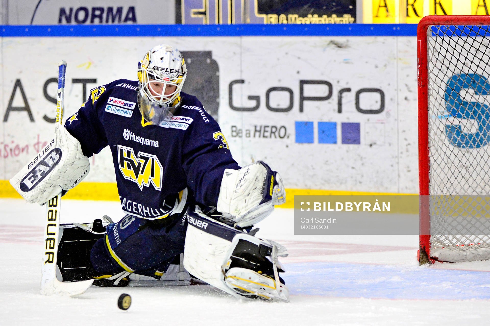 s målvakt Gustaf Wesslau räddar