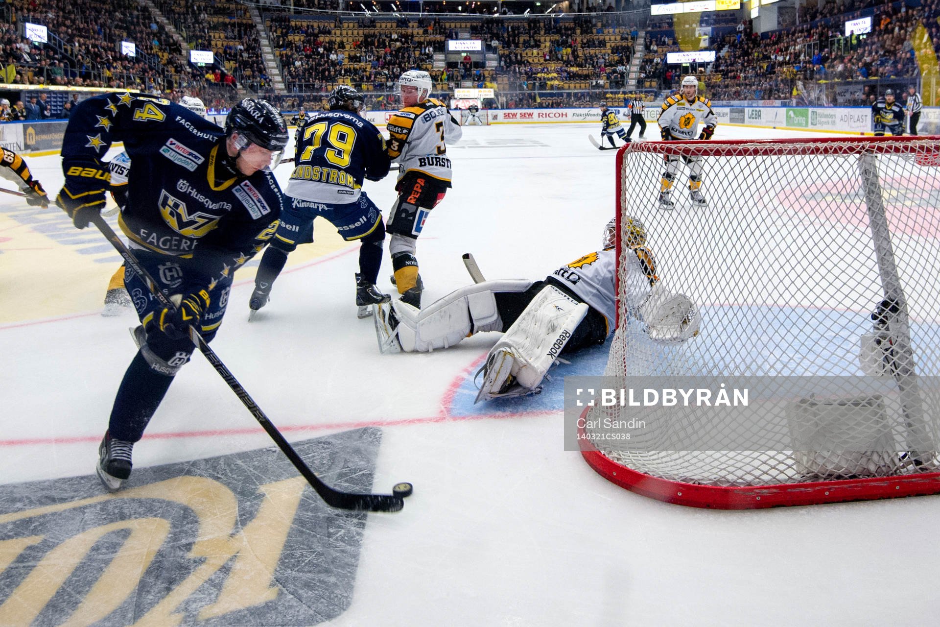 s Eric Christensen åker runt målet med pucken