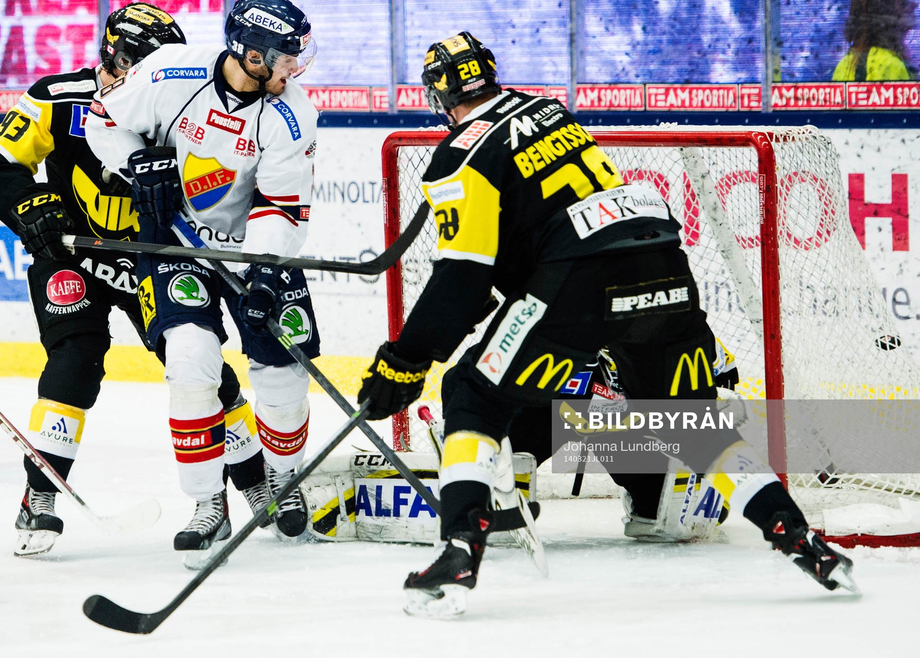 Djurgårdens Joakim Hagelin ser Jens Jakobs (ej i bild)