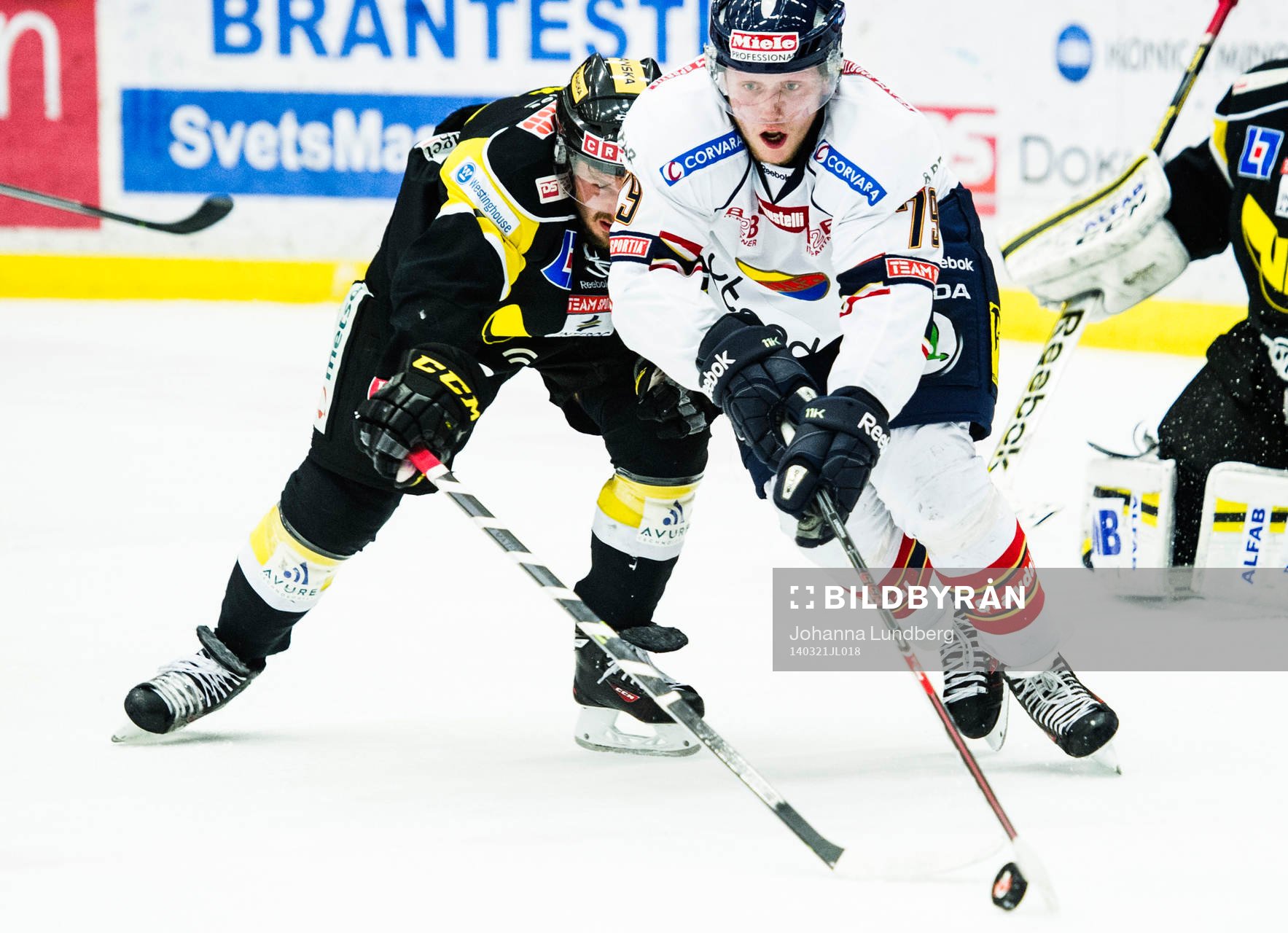 Västerås Andreas Frisk jagar Djurgårdens Emil Lundberg