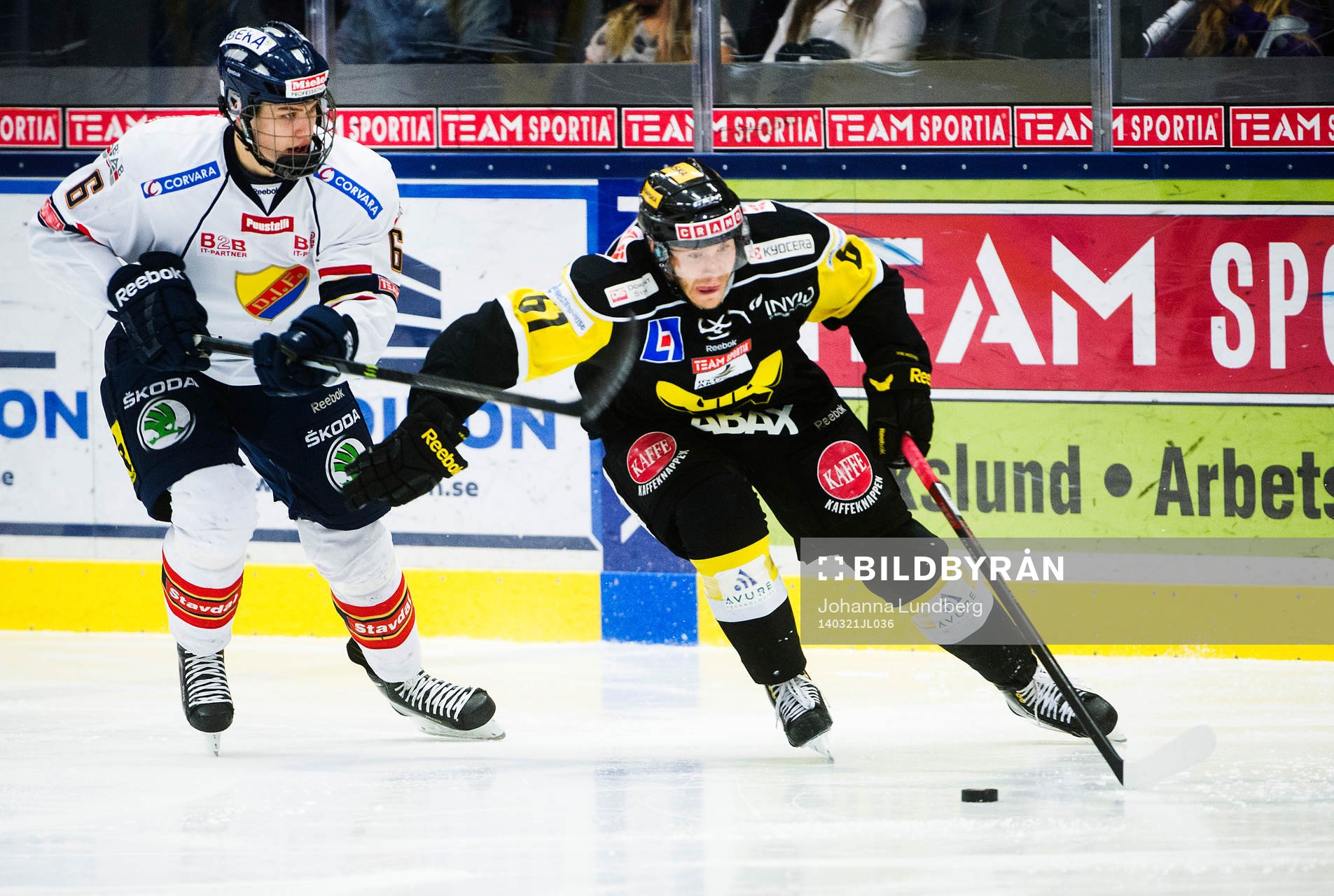 Djurgårdens Andreas Englund och Västerås Matt Fornataro