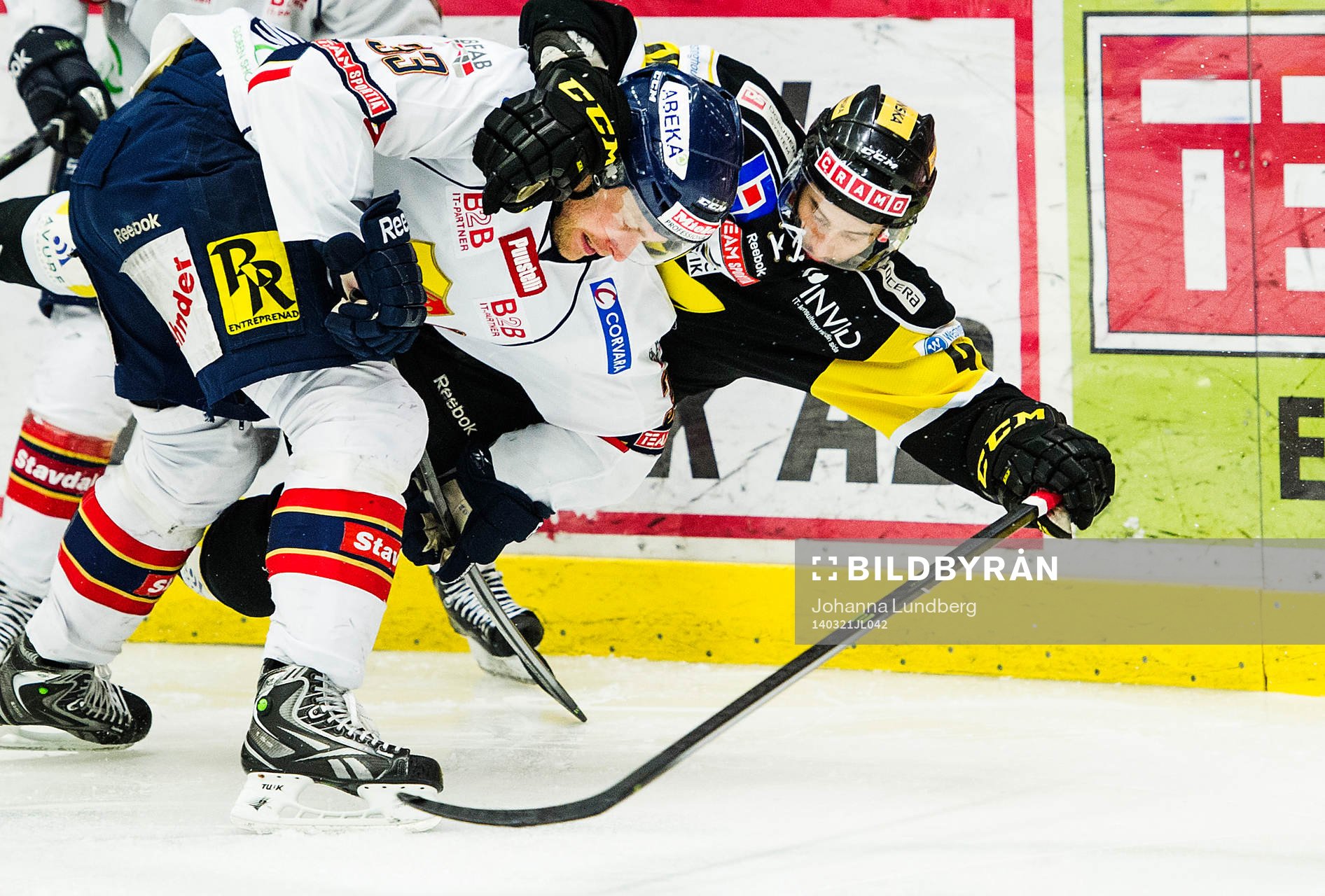Djurgårdens  Timmy Pettersson  och Västerås Tomas Hyka