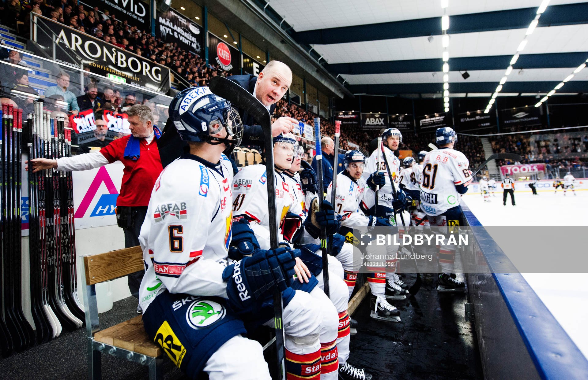 Djurgårdens assisterende tränare Stefan Nyman instruerar