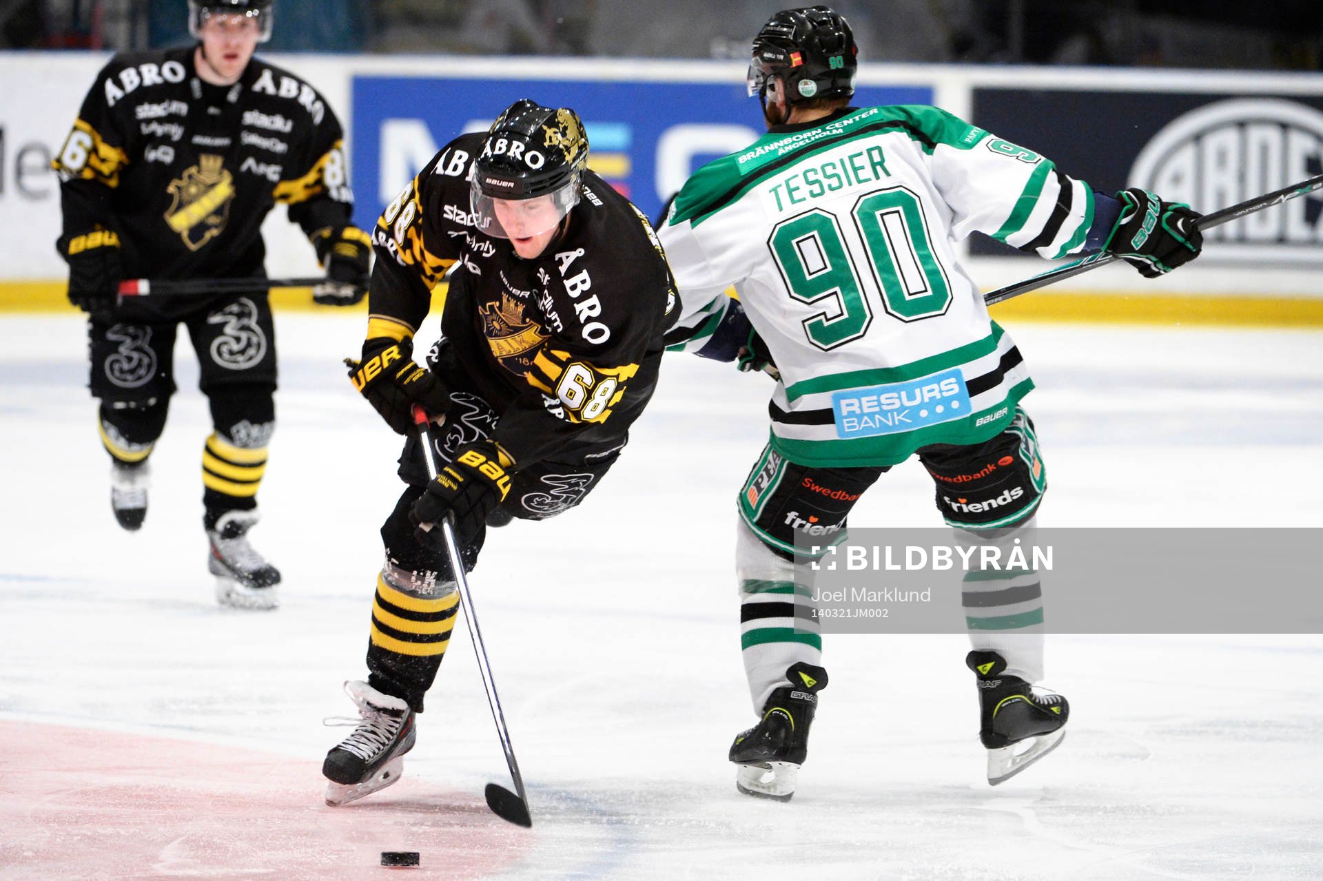 s Victor Ahlström tar sig förbi Rögles Kelsey Tessier