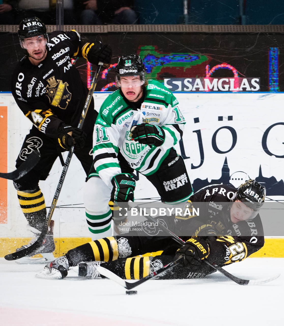 s Mark Hurtubise och Mattias Janmark i kamp om pucken med
