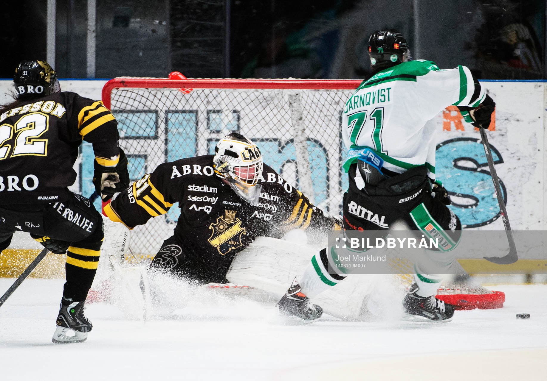 s målvakt Daniel Larsson