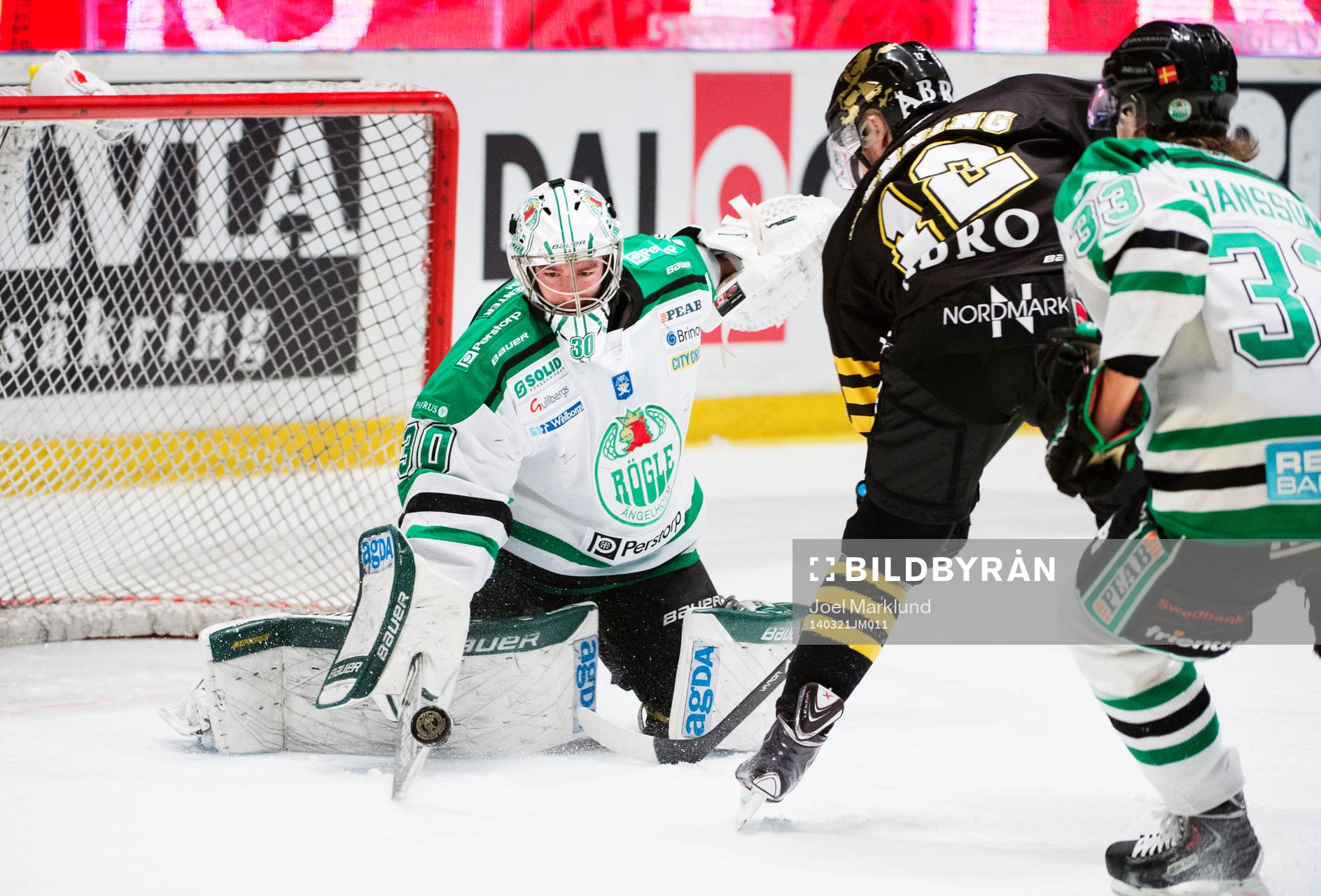Rögles målvakt Kevin Lindskoug räddar ett skott från