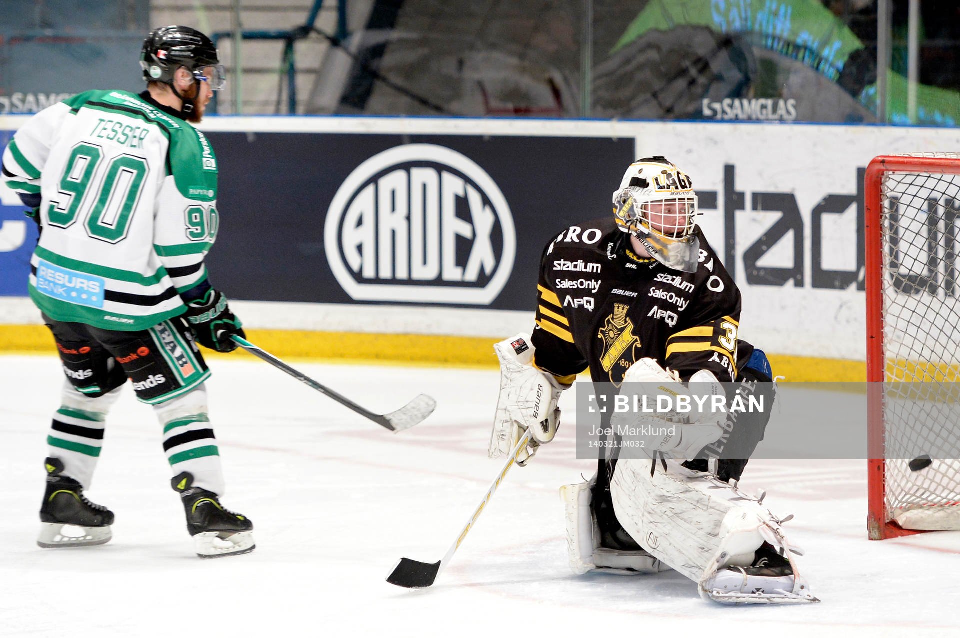 s målvakt Daniel Larsson ser