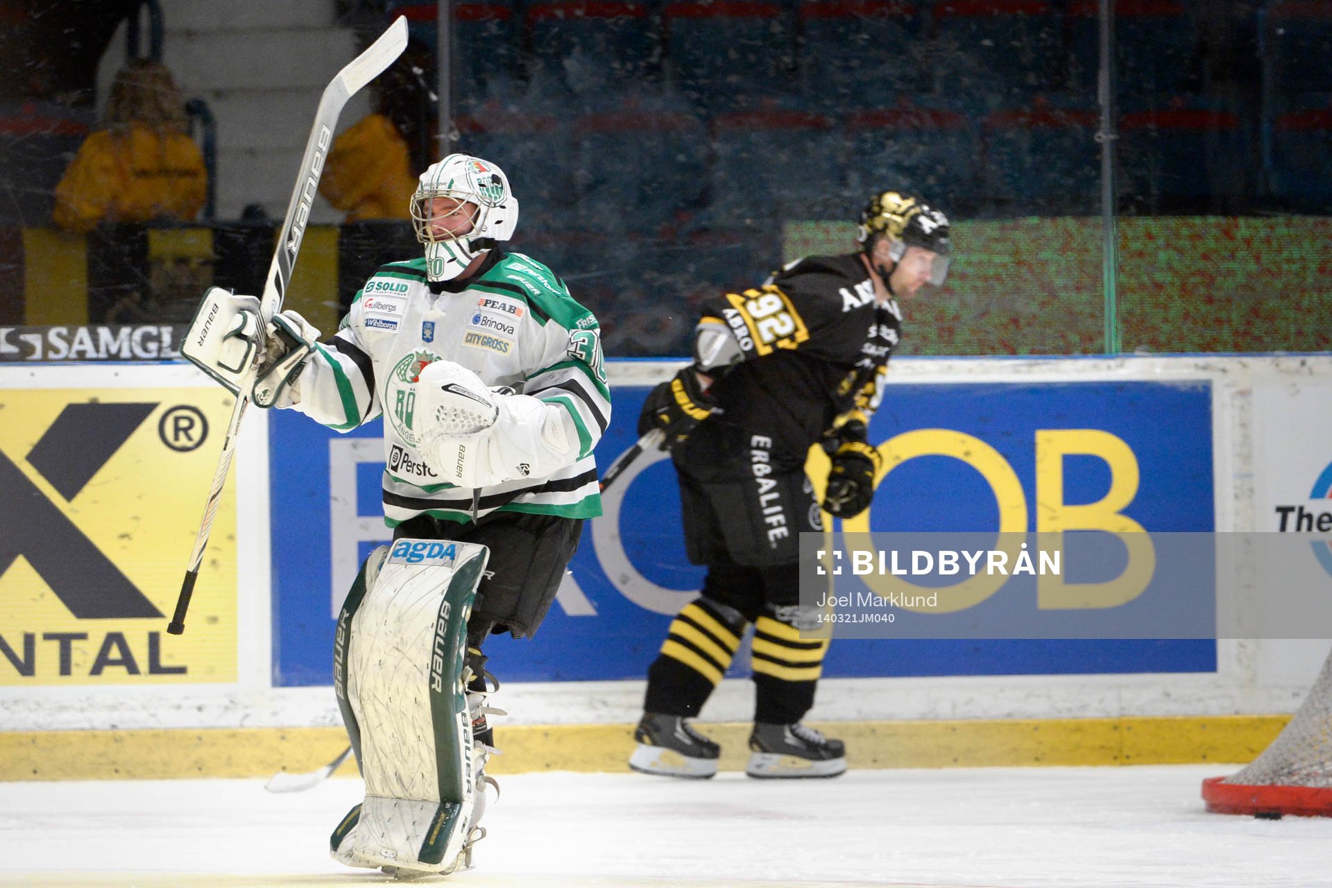 Rögles målvakt Kevin Lindskoug jublar
