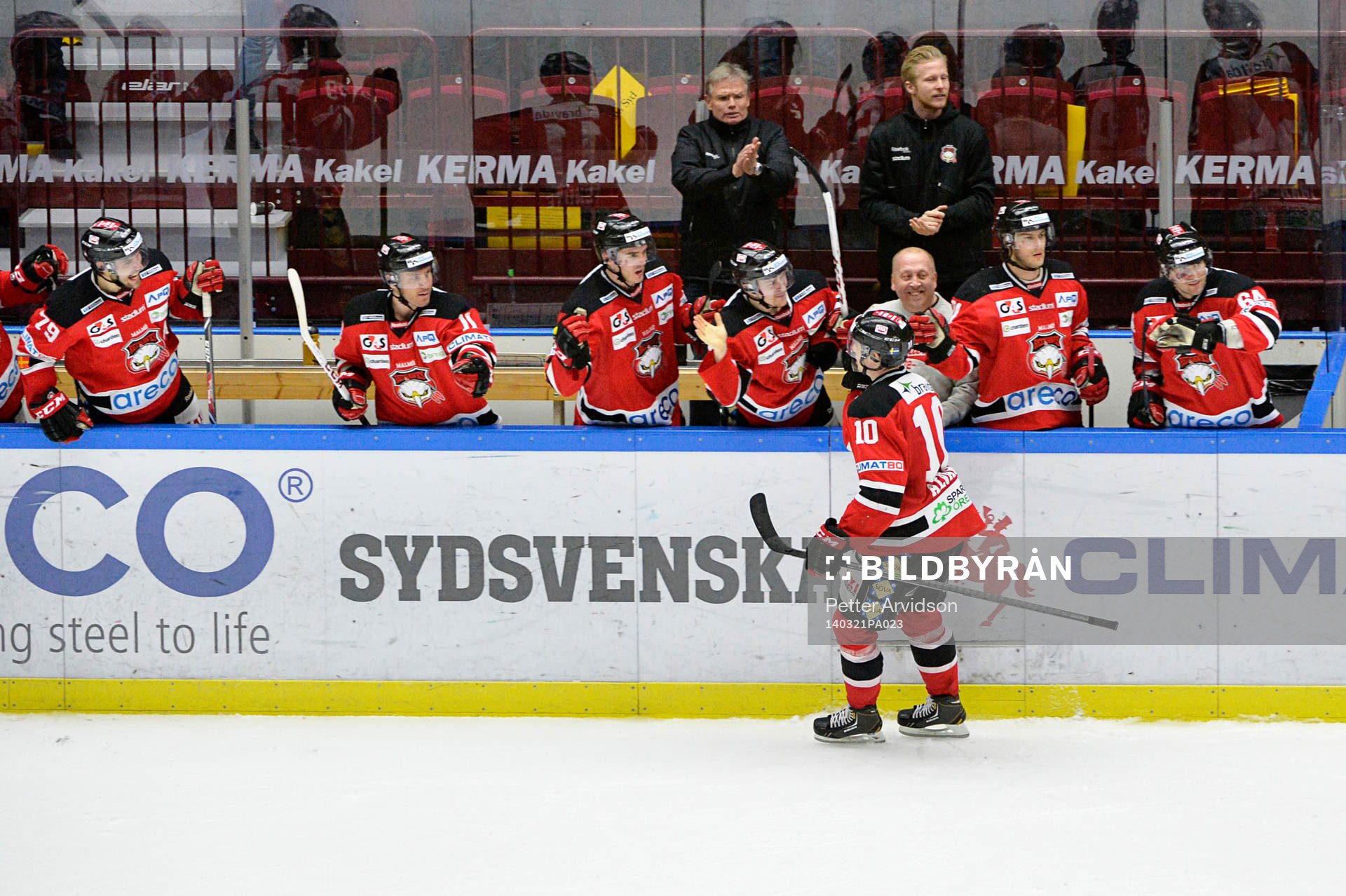 Malmö Redhawks Robin Alvarez jublar med bänken