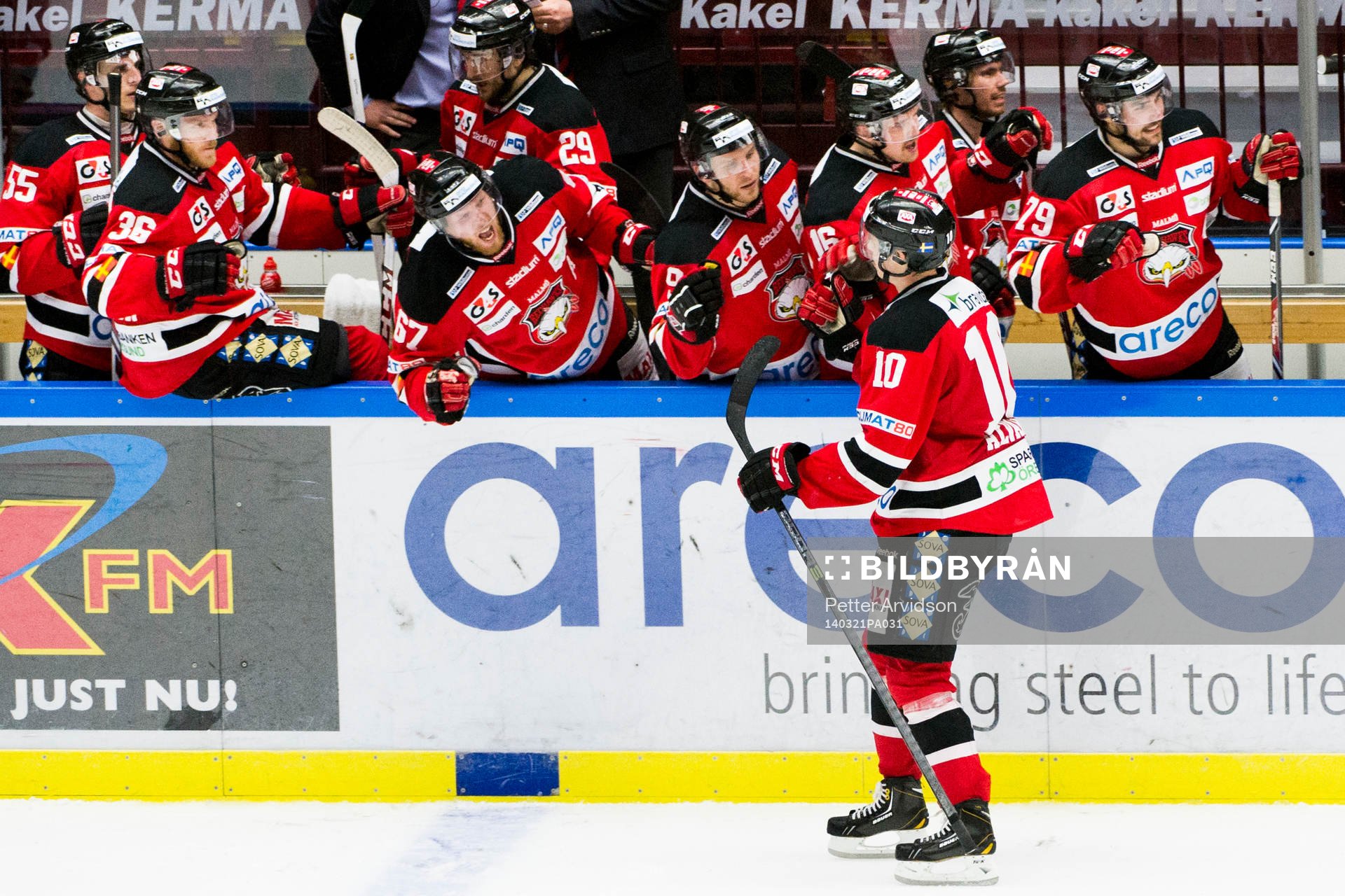 Malmö Redhawks Robin Alvarez jublar med bänken