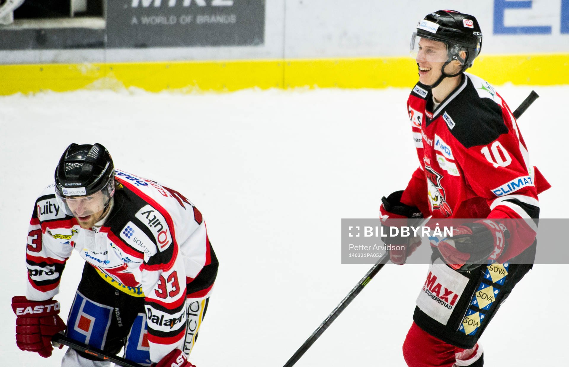Malmö Redhawks Robin Alvarez jublar vid slutsignalen och