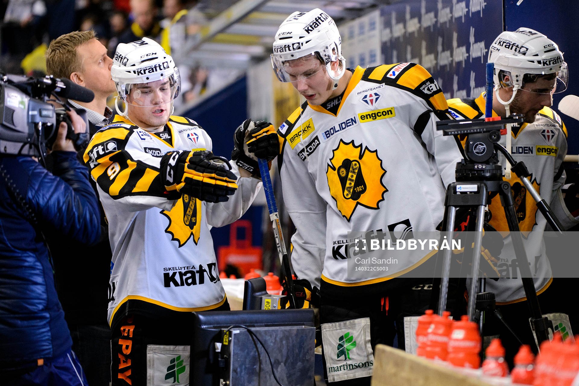 Skellefteås Viktor Arvidsson och Oscar Sundqvist tittar