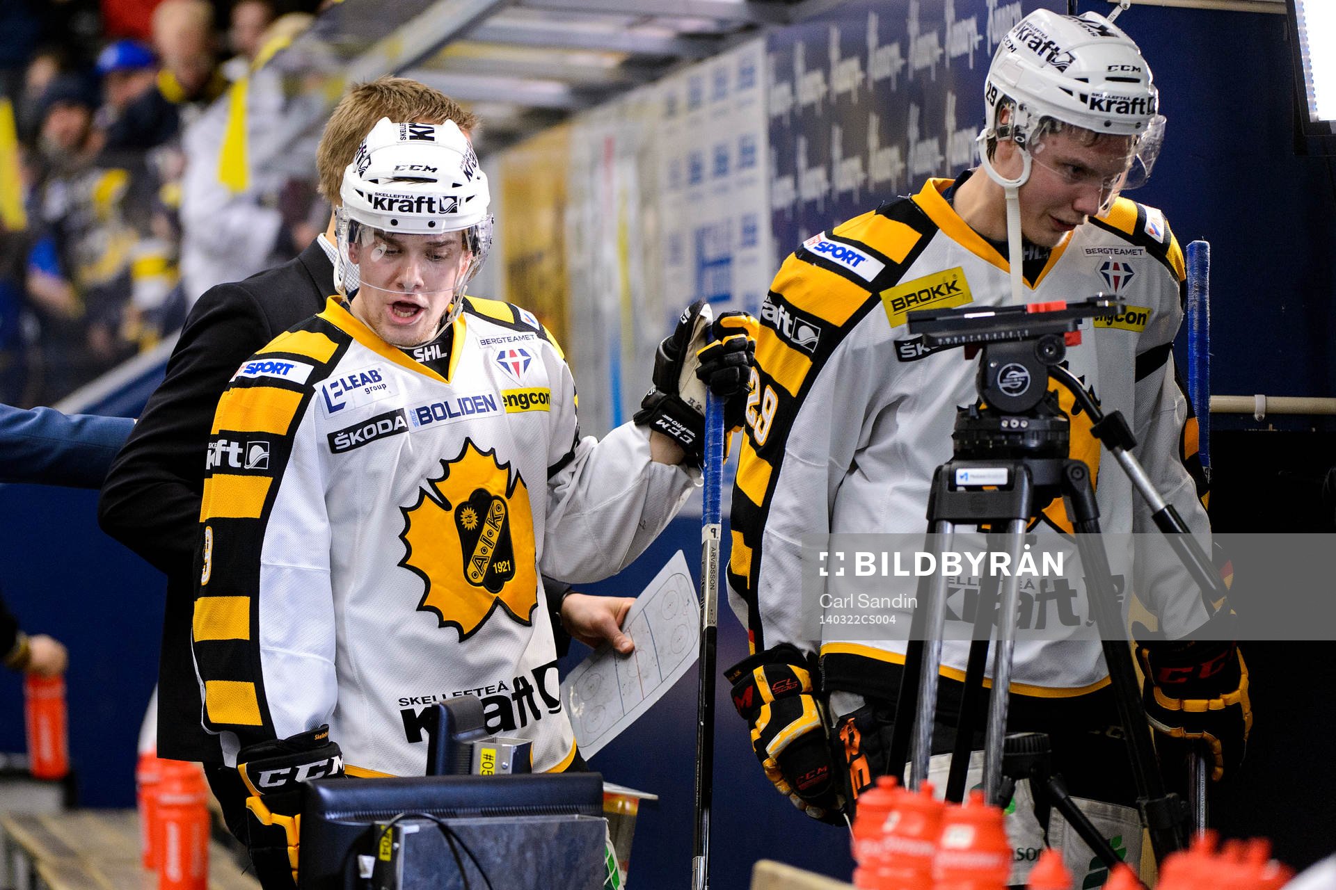 Skellefteås Viktor Arvidsson och Oscar Sundqvist tittar