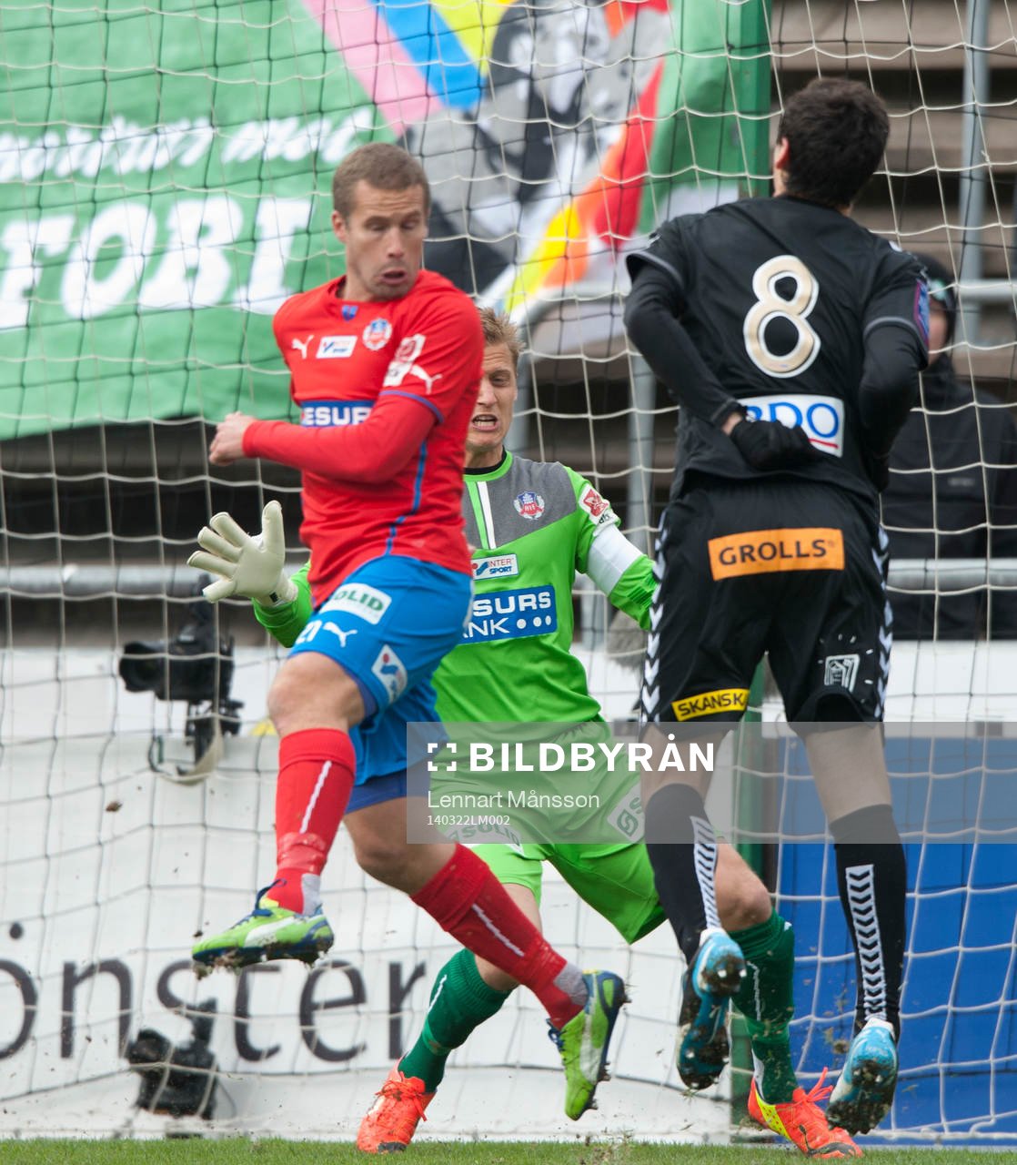 Gais Bobby Warshaw bröstar in 0-1 bakom Pär Hansson i