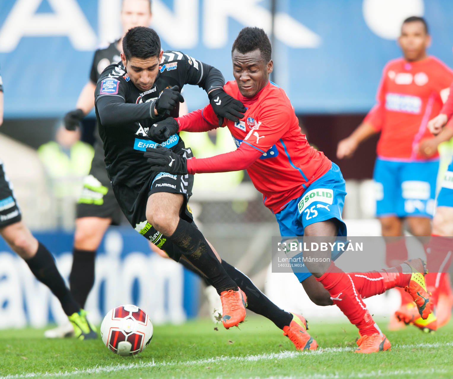Helsingborgs David Accam utmanar Gais Sandeep Mankoo i