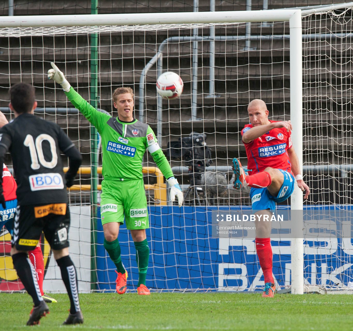 Helsingborgs Mattias Lindström rensar undan framför Pär Hansson i matchen i Svenska Cupen mellan Helsingborg och Gais i Helsingborg 22 mars 2014.