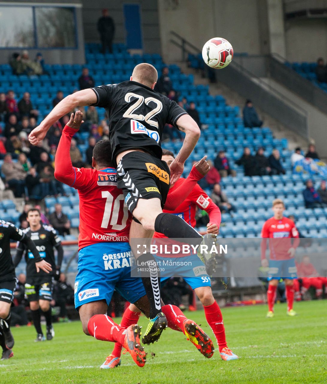 Gais Björn Andersson trycker Helsingborgs Alvaro Santos i