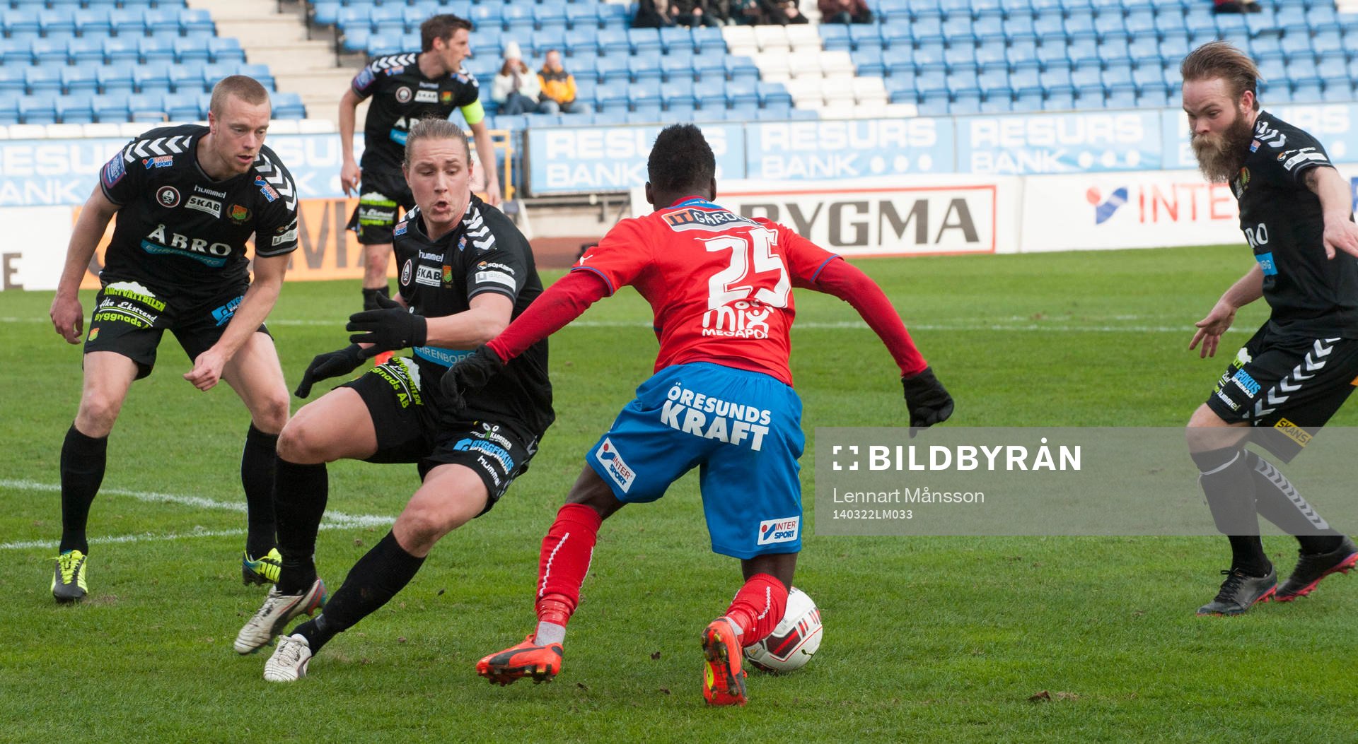 Helsingborgs David Accam skojar med Gais-försvaret i