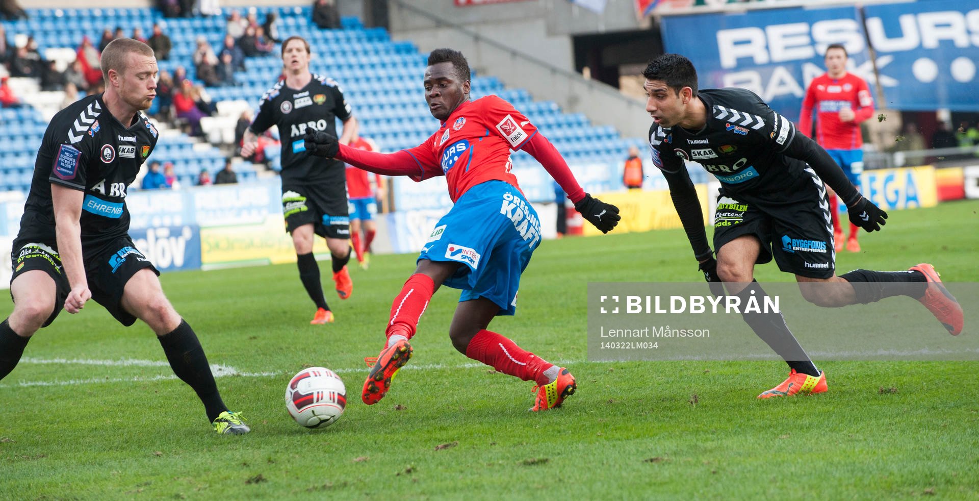 Helsingborgs David Accam skojar med Gais-försvaret  i matchen i Svenska Cupen mellan Helsingborg och Gais i Helsingborg 22 mars 2014.