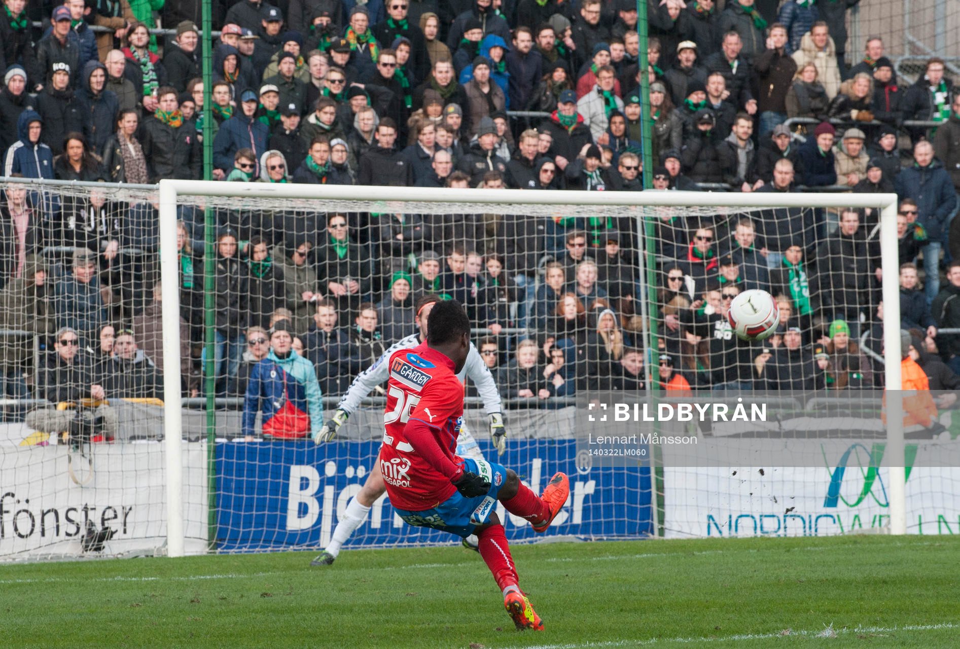 Helsingborgs David Accam skruvar bollen mot mål i matchen
