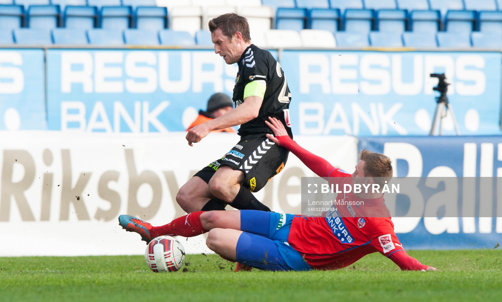 Helsingborgs Anton Kinnander glidtacklar Gais Kenneth Gustafsson i matchen i Svenska Cupen mellan Helsingborg och Gais i Helsingborg 22 mars 2014.