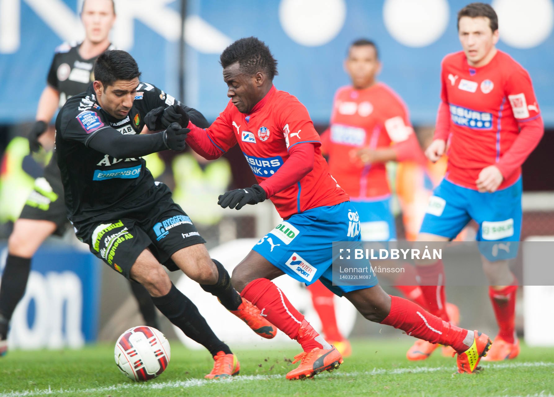 Helsingborgs David Accam utmanar Gais Sandeep Mankoo i