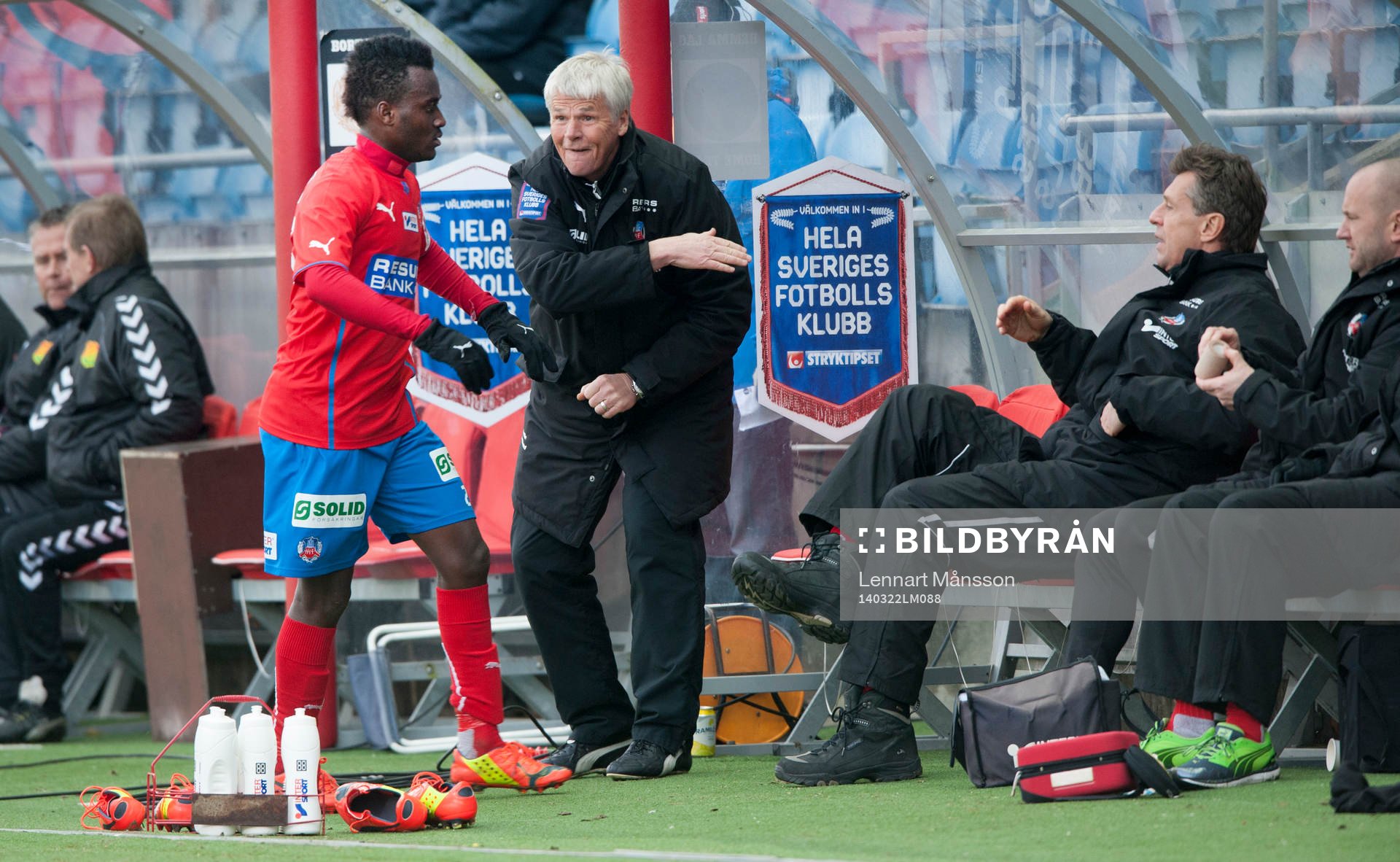 Helsingborgs tränare Kalle Björklund tackar David Accam