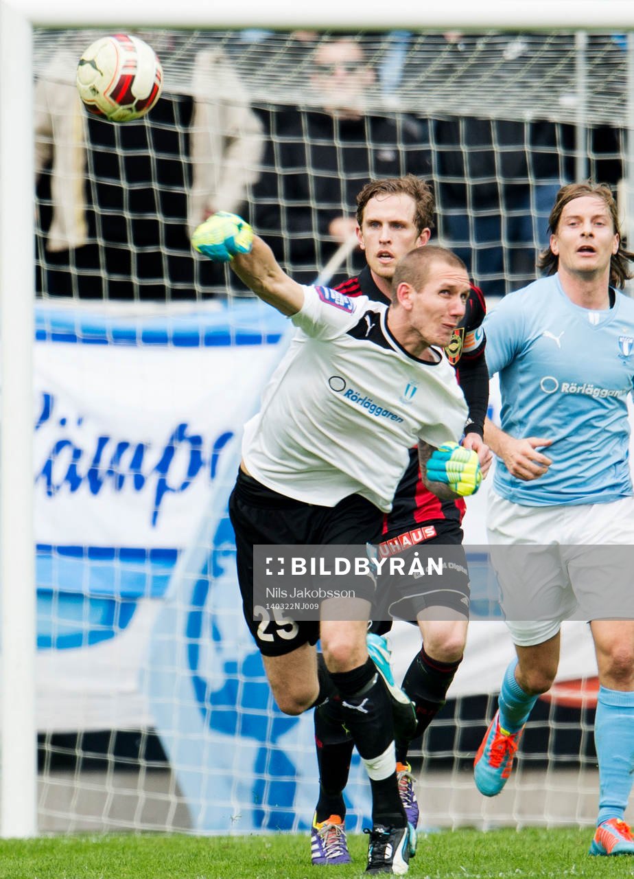 Malmö FFs målvakt Robin Olsen gör ett utkast
