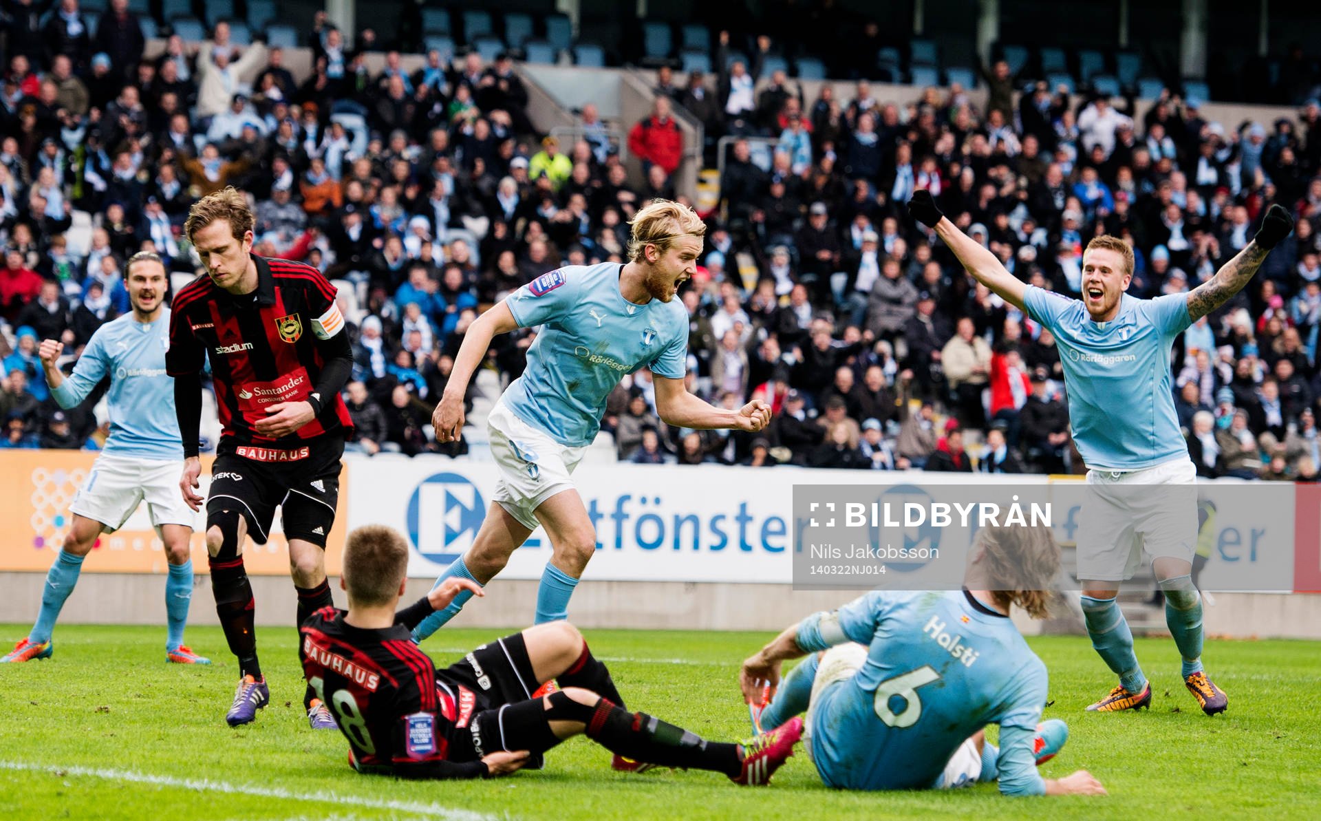 Malmö FFs Filip Helander har gjort 1-0 och