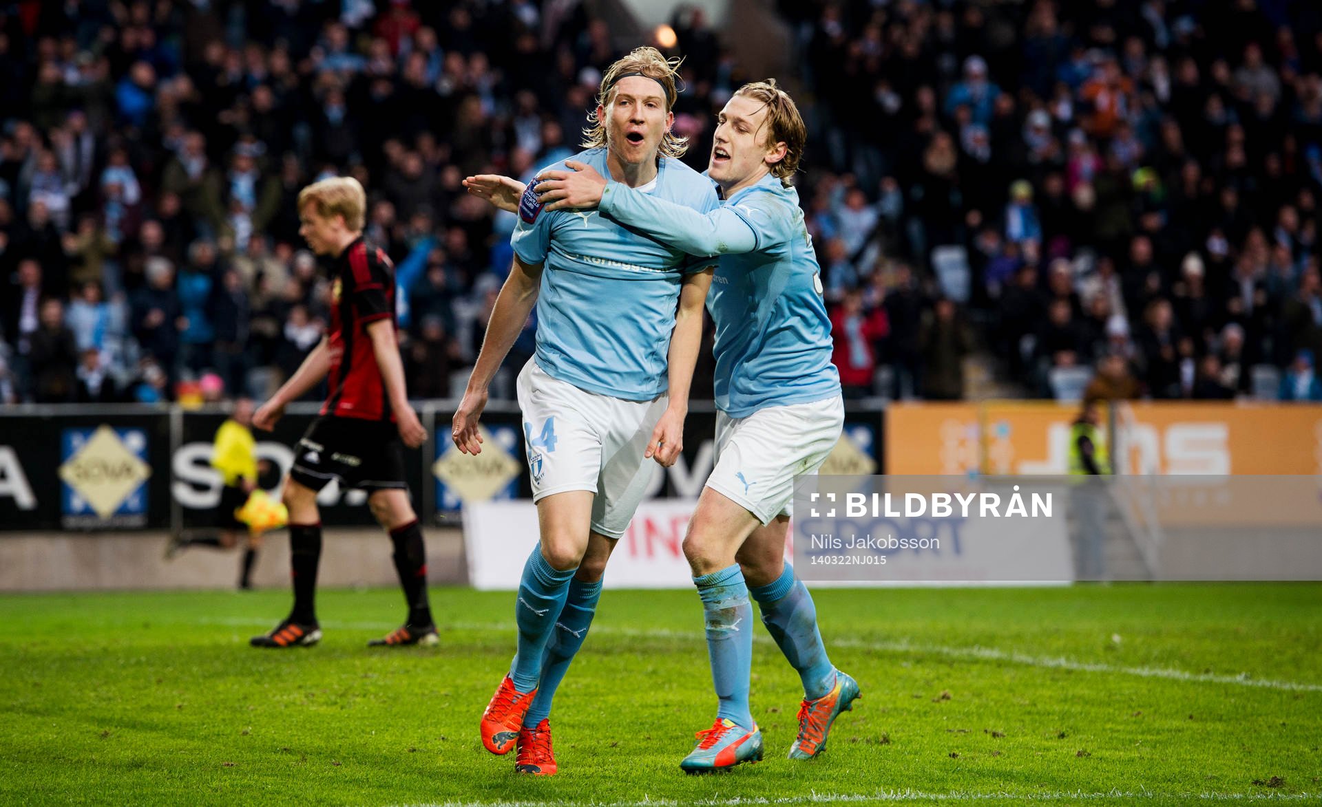 Malmö FFs Simon Kroon gör 2-0 och jublar med Emil Forsberg